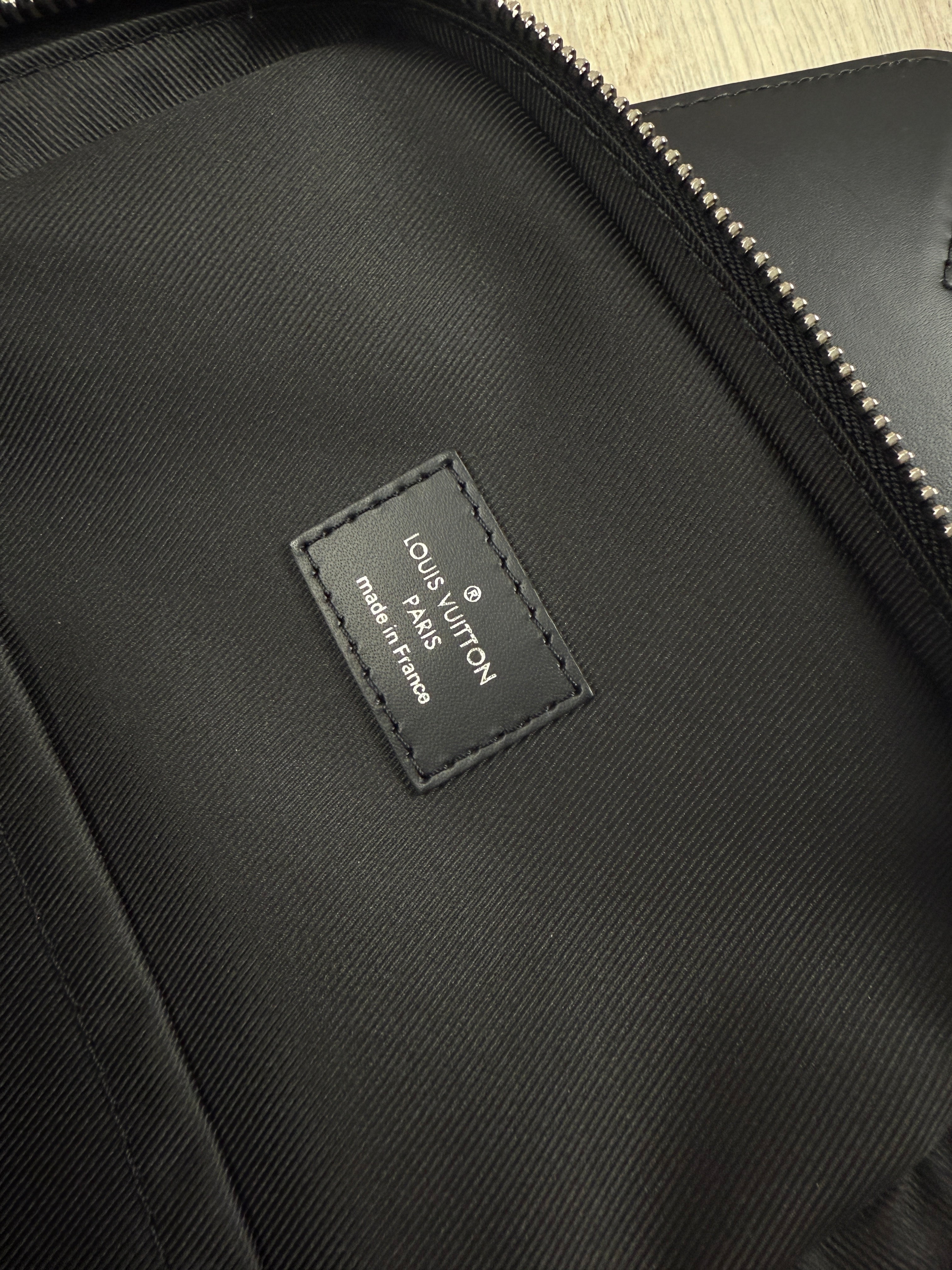 Sac Louis Vuitton noir / gris taille NM - Détail