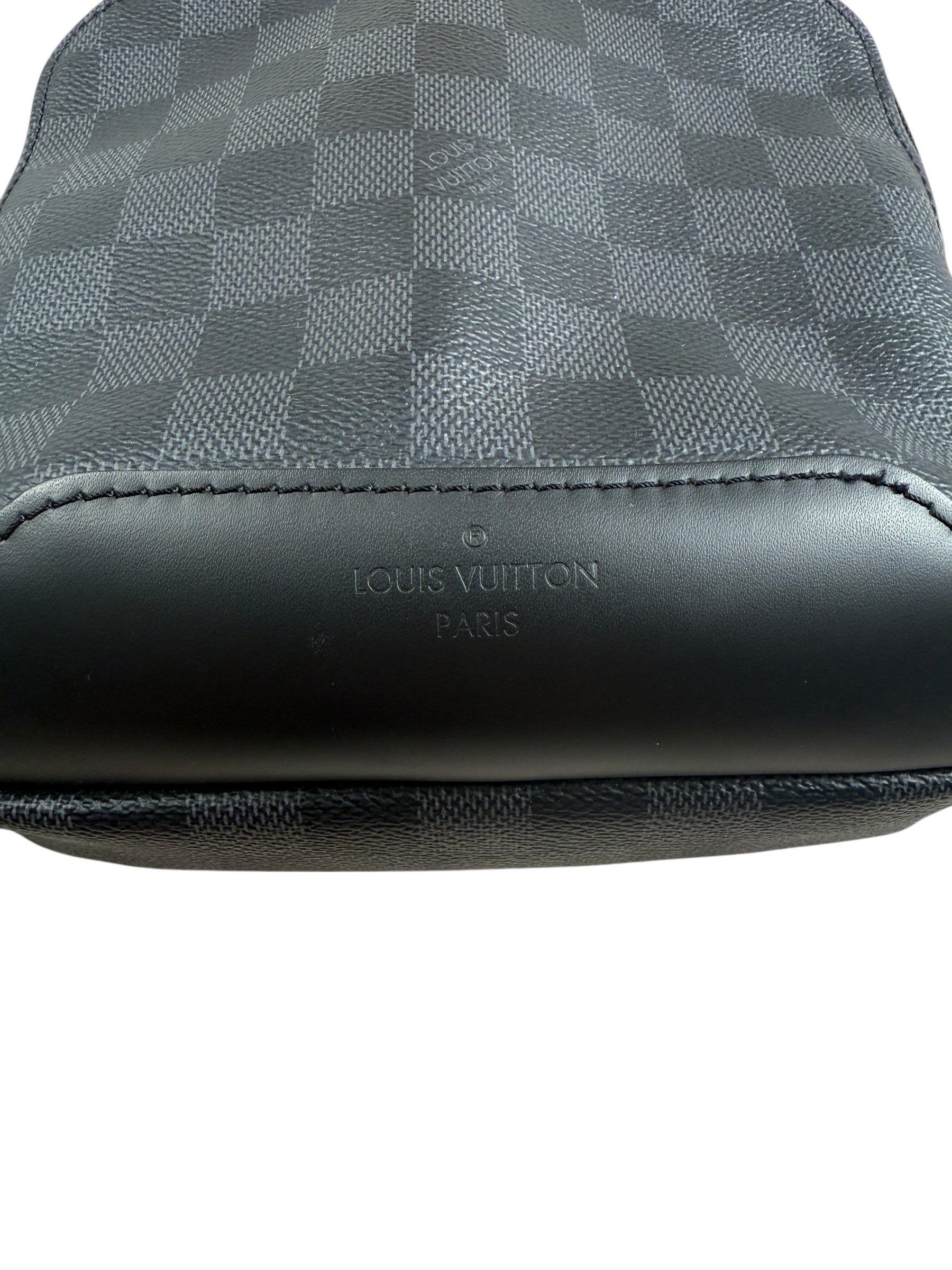 Sac Louis Vuitton noir / gris taille NM - Logo et étiquette