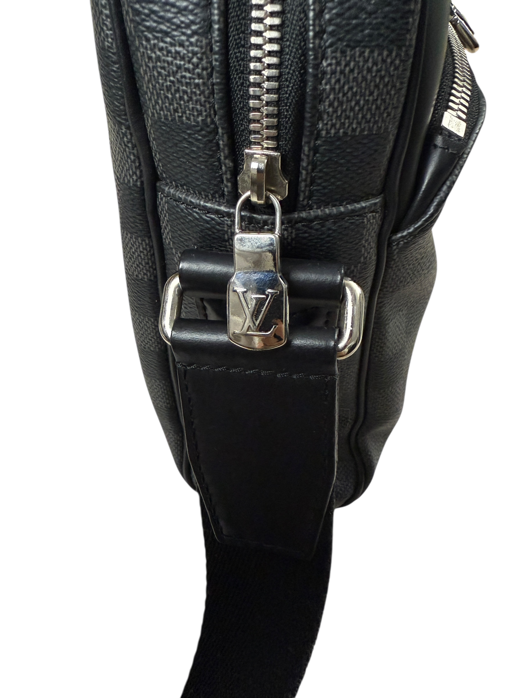 Sac Louis Vuitton noir taille PM - Logo et étiquette