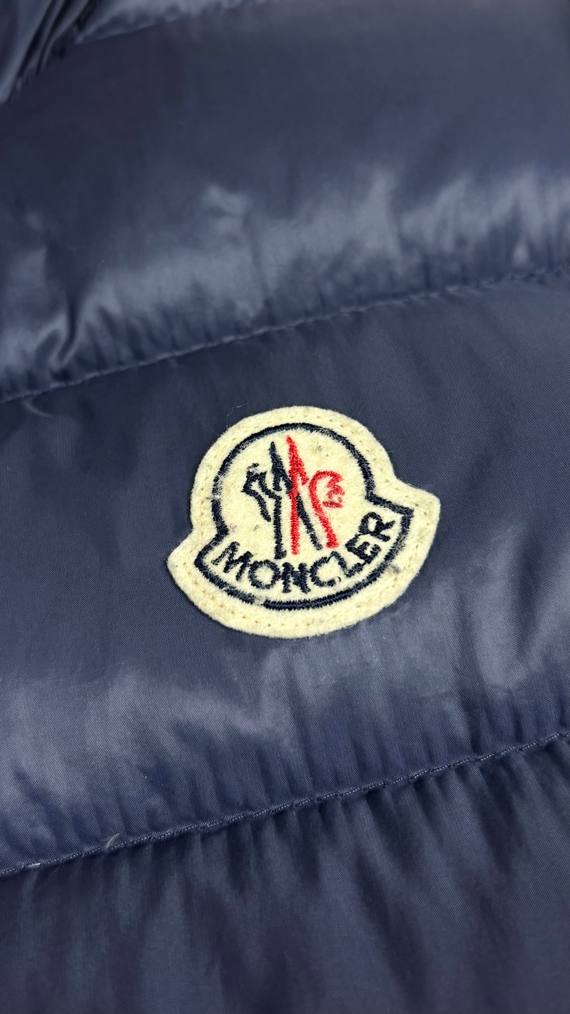 Gilet doudoune Moncler marine taille 4, détail écusson — vue 3