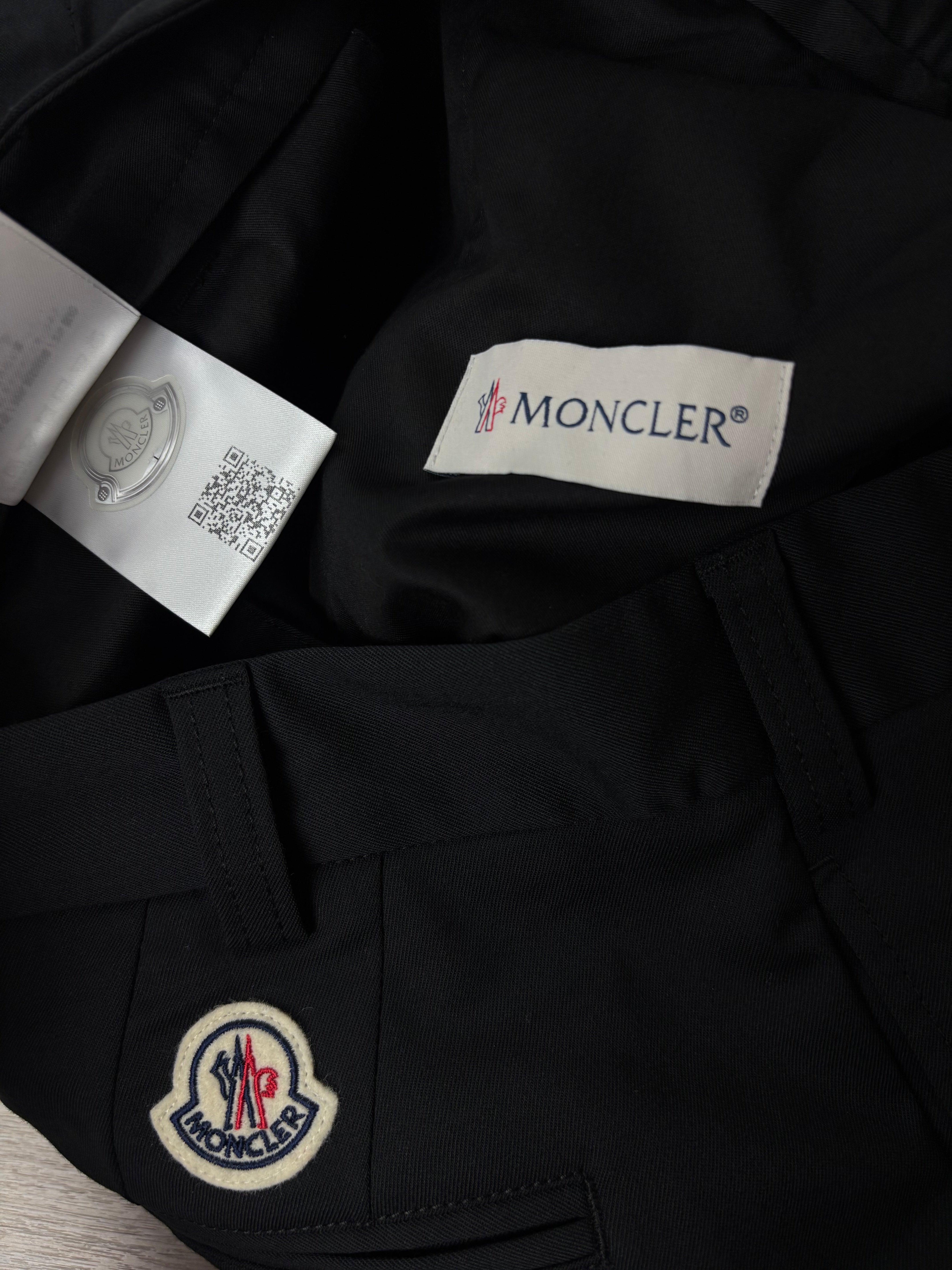 Pantalon Moncler noir taille PANTALON 46 - Logo et étiquette