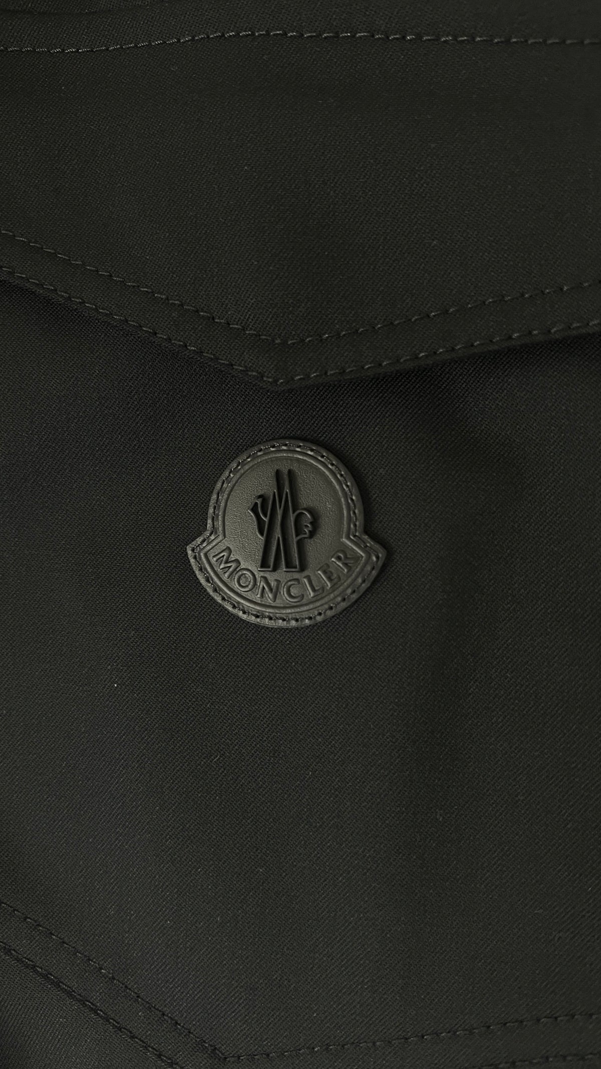Pantalon Moncler à Taille Élastiquée en Laine Vierge noir taille 46, détail étiquettes et finitions — vue 4