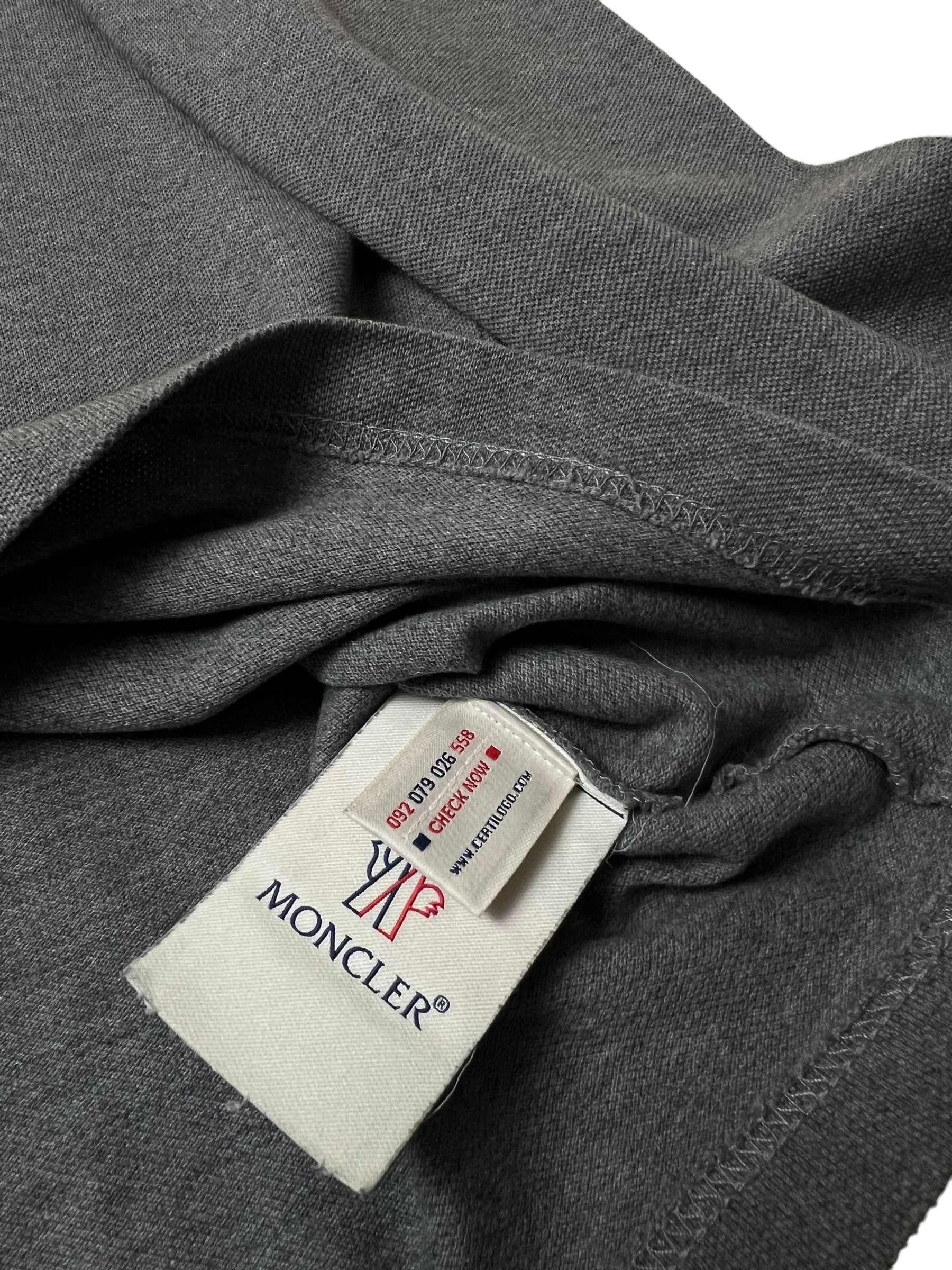 Polo Moncler gris taille L - Logo et étiquette