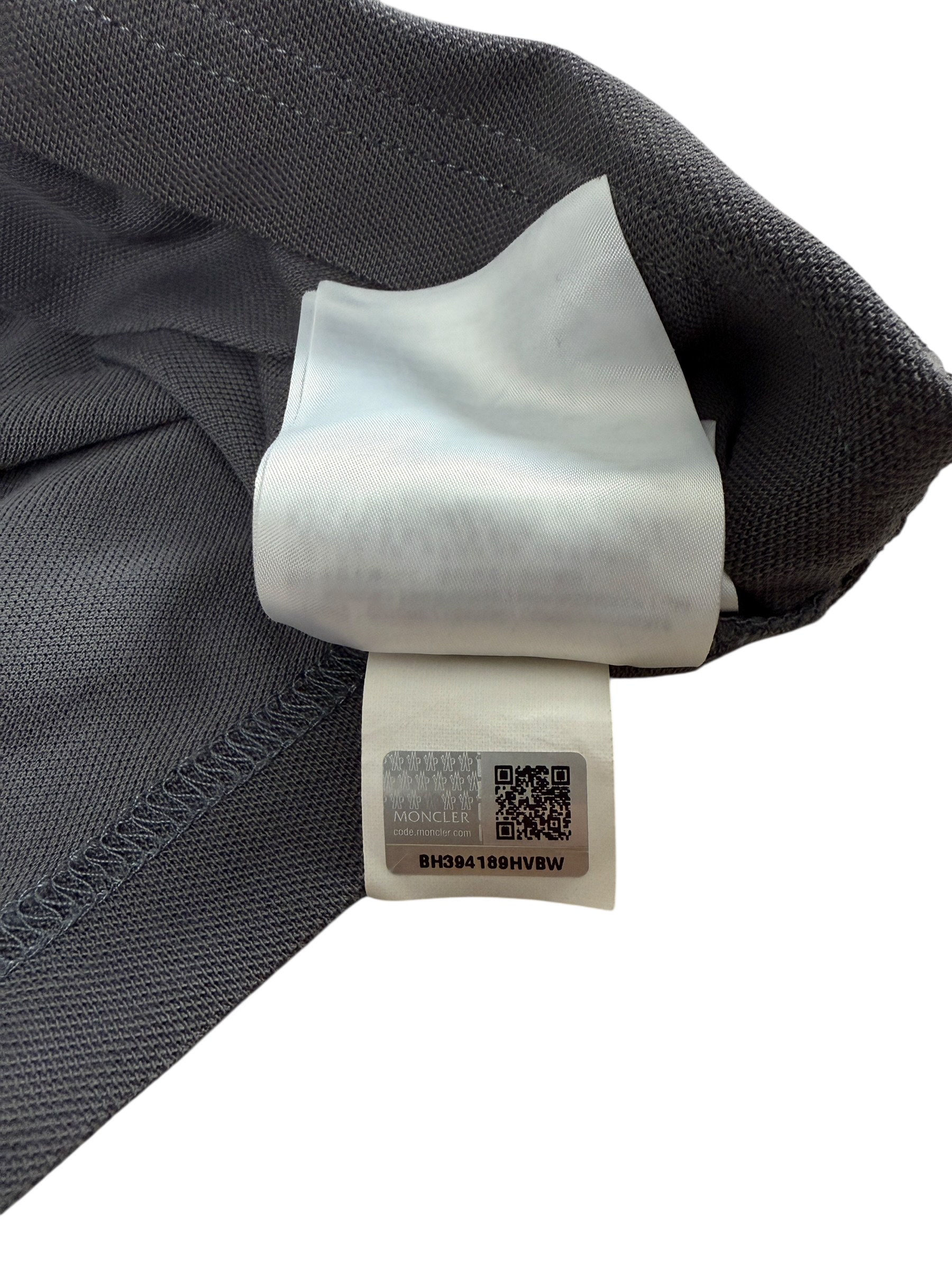 Polo Moncler gris taille M - Logo et étiquette