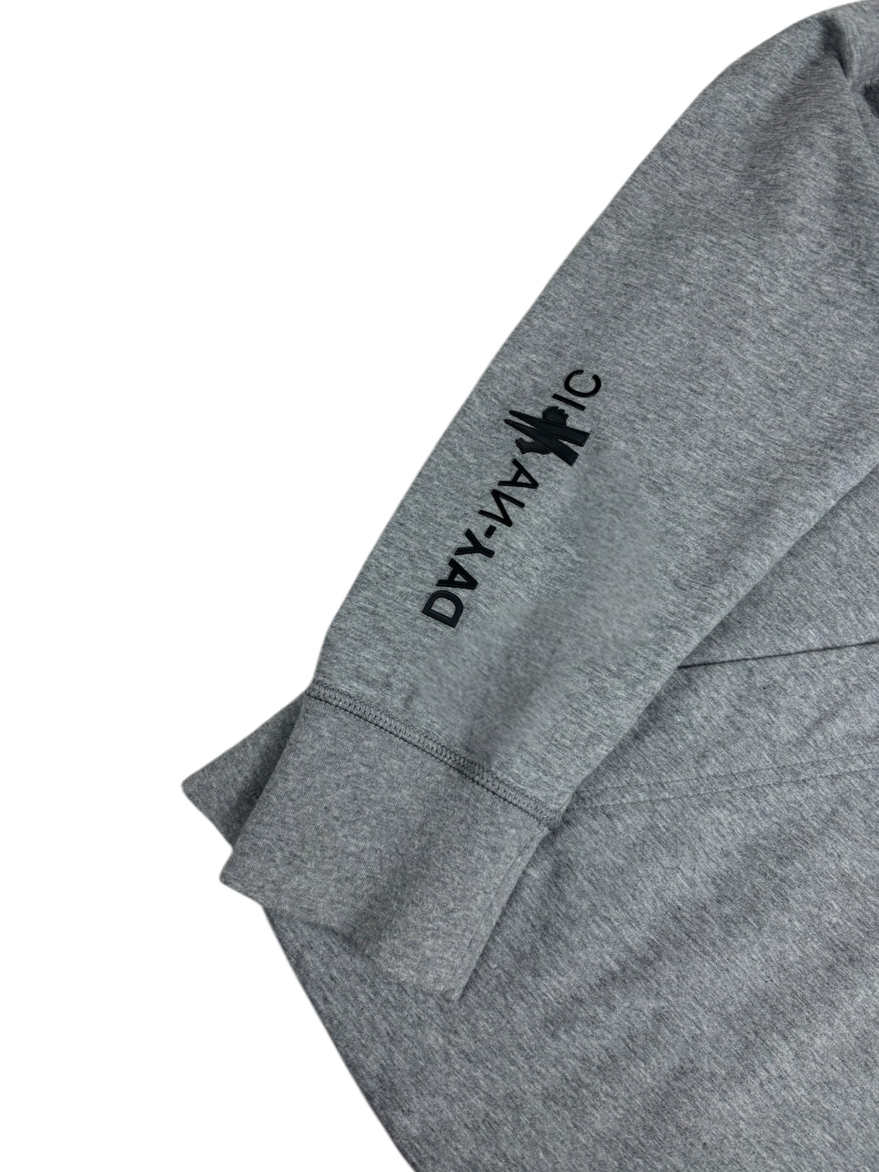 Pull Moncler gris taille L - Détail