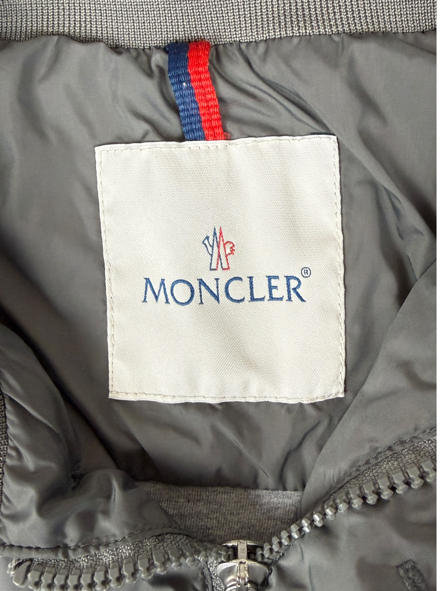 Veste Moncler gris taille 4 - Logo et étiquette