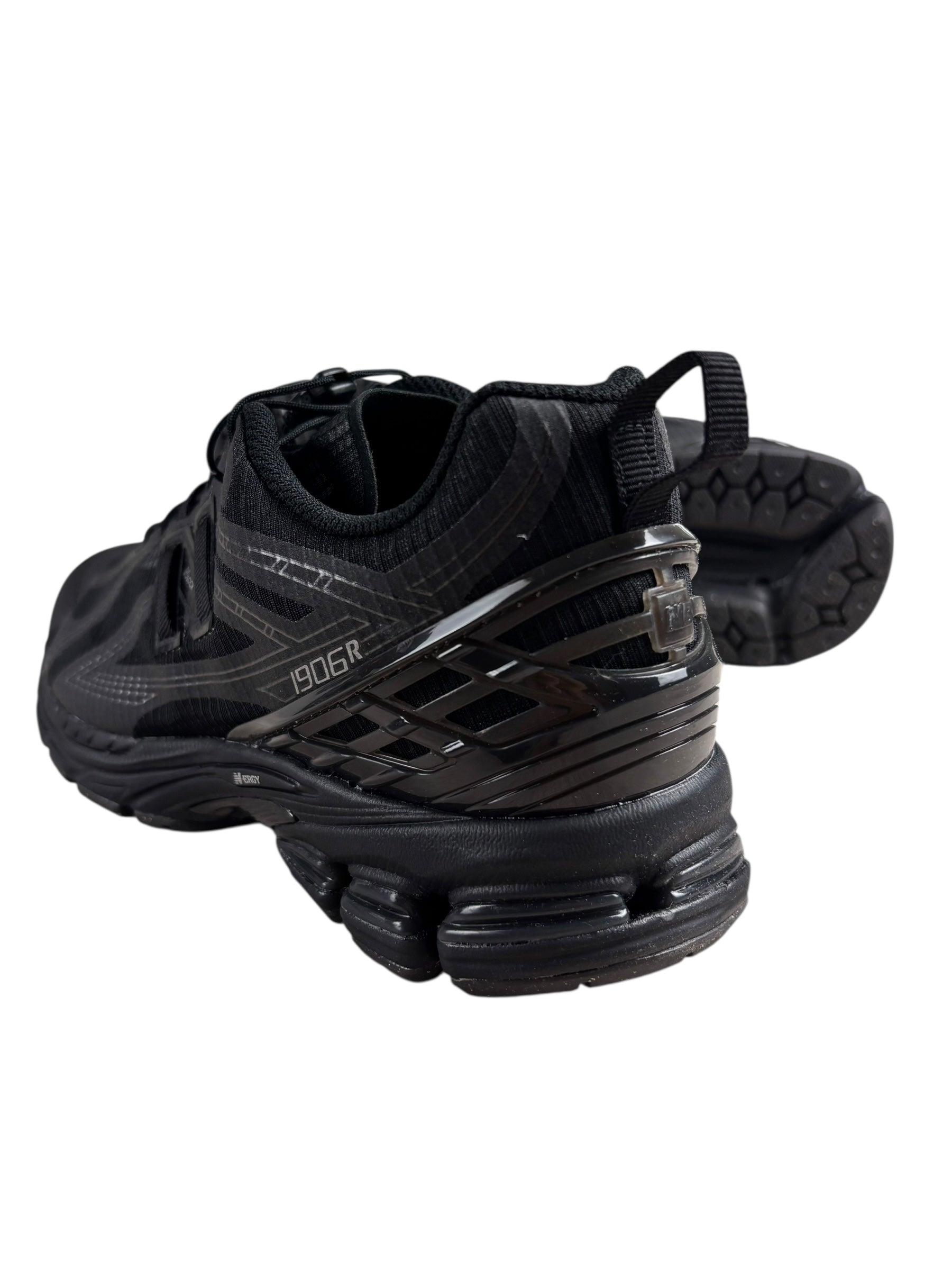 Sneakers New Balance noir taille 41 1/2 - Logo et étiquette