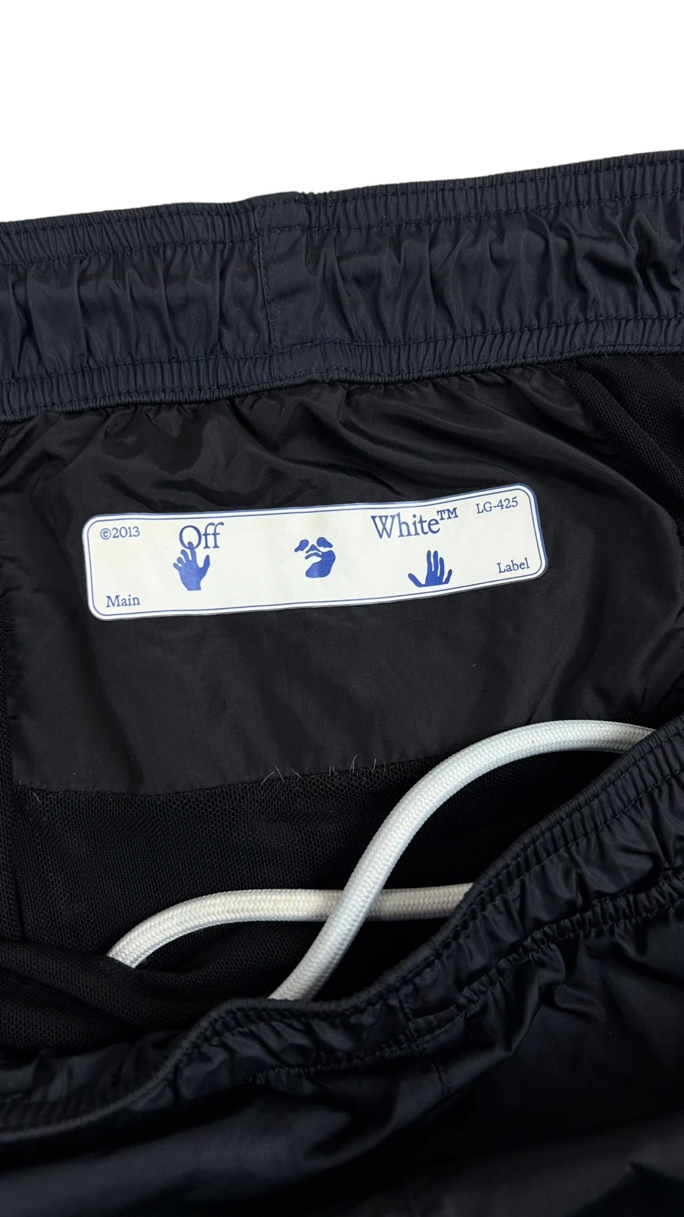 Short Off White marine taille M - Logo et étiquette