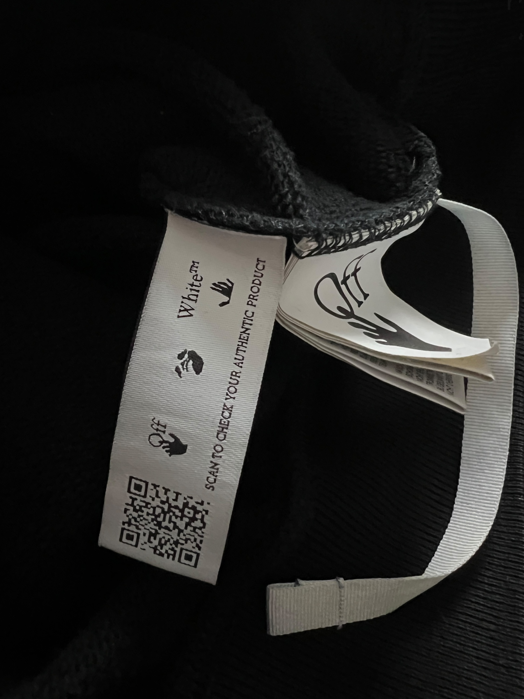 Sweat Off White noir taille S - Logo et étiquette