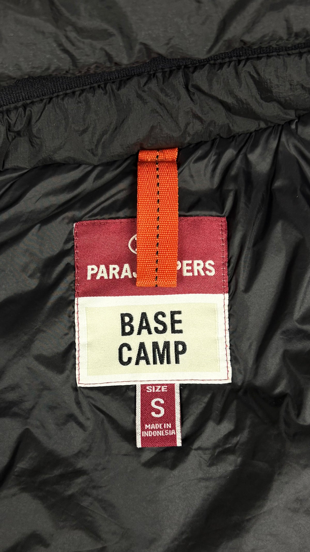 Doudoune Parajumpers Base Camp à Capuche noir, détail étiquettes et finitions — vue 4