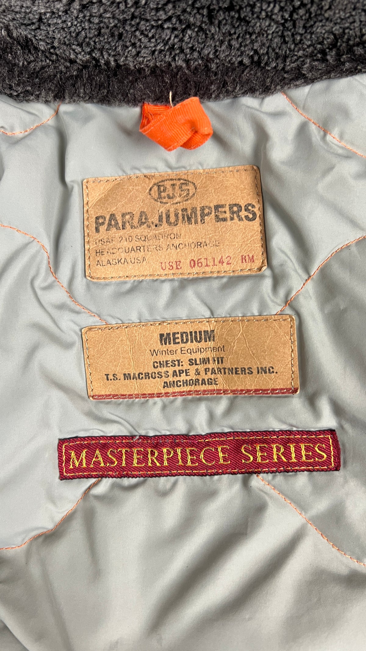 Doudoune Bomber Parajumpers Gobi gris, détail étiquettes et finitions — vue 4