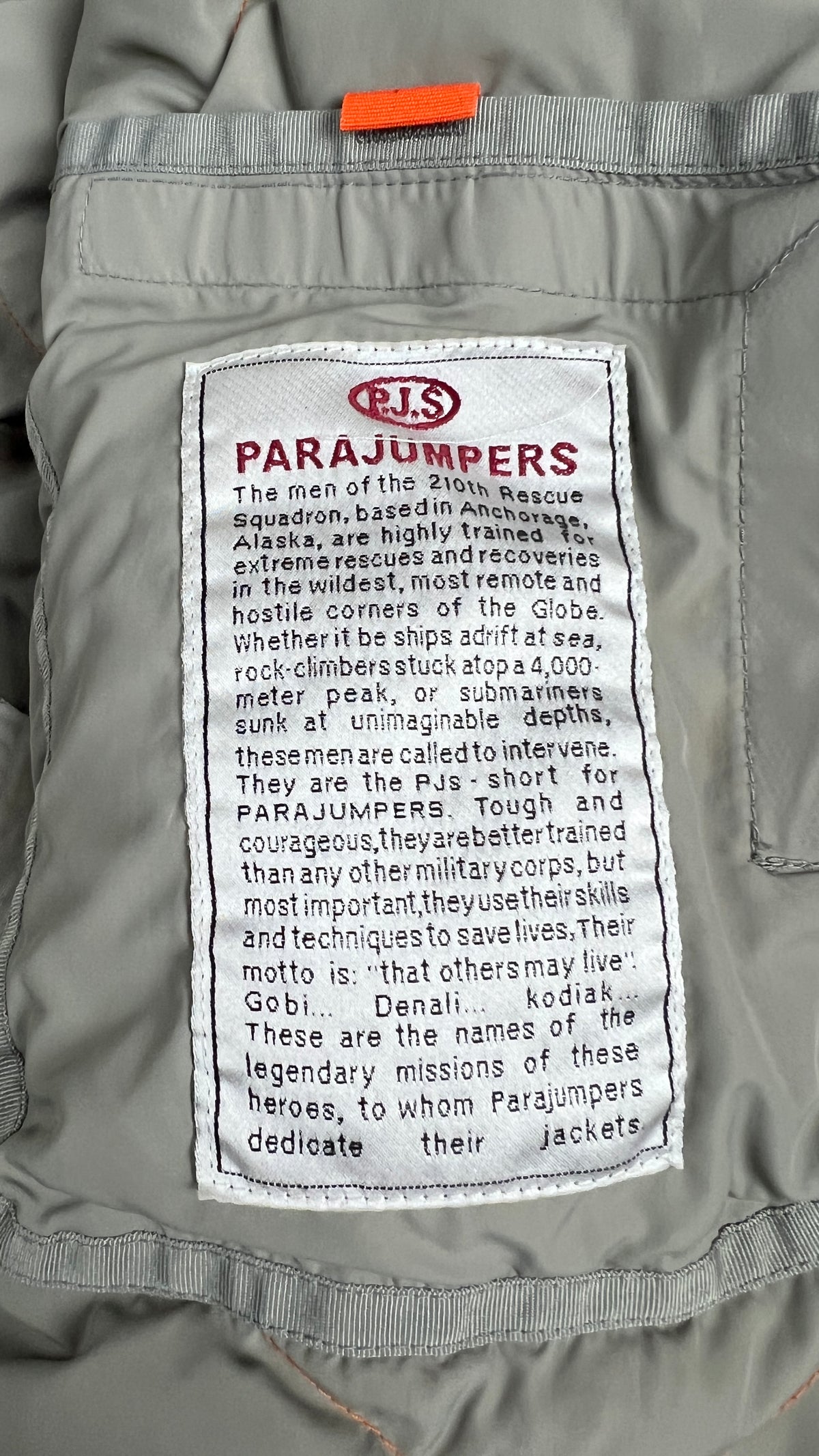Doudoune Bomber Parajumpers Gobi gris, détail étiquettes et finitions — vue 5