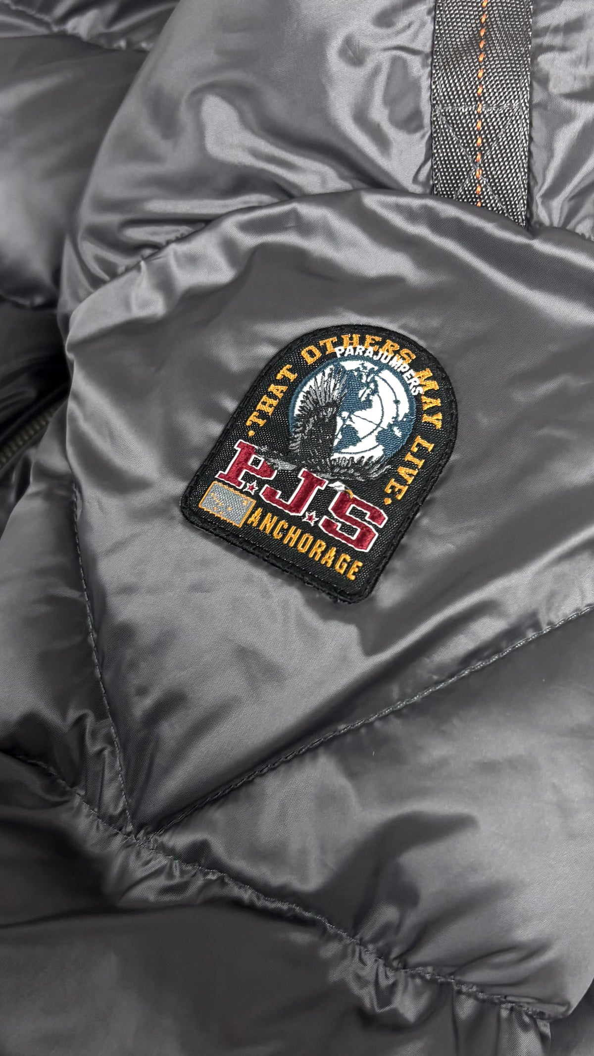 Doudoune Parajumpers Sheen à Capuche gris, détail étiquettes et finitions — vue 3