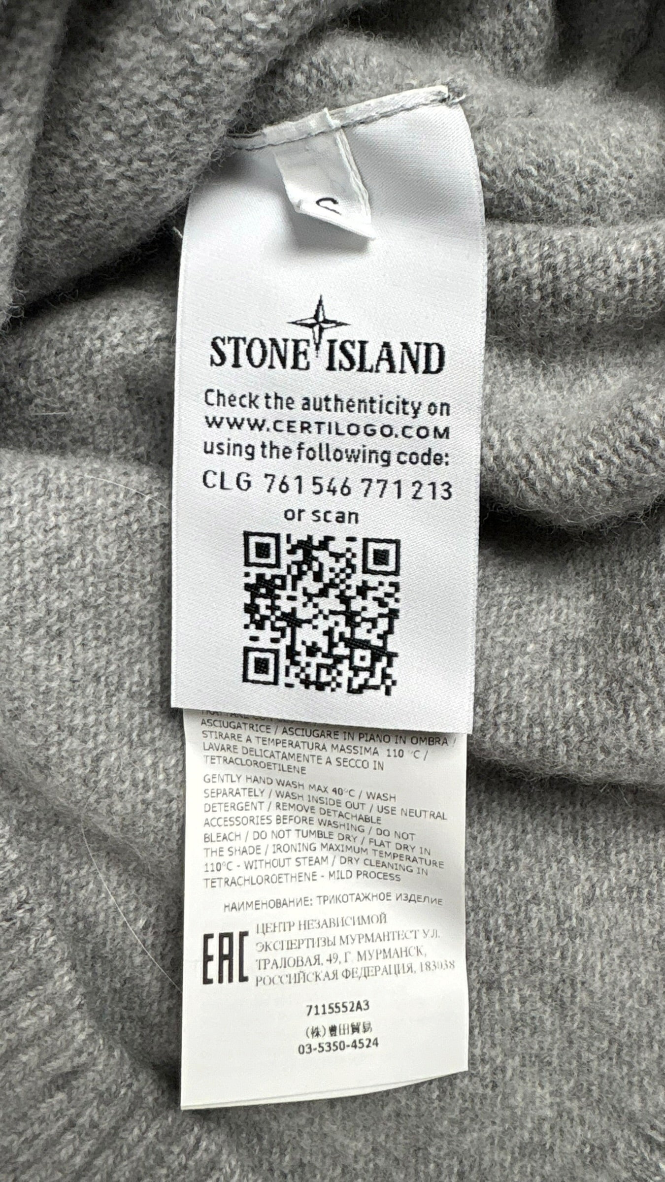 Étiquette intérieure Stone Island du pull gris avec code QR d'authenticité Certilogo et instructions d'entretien