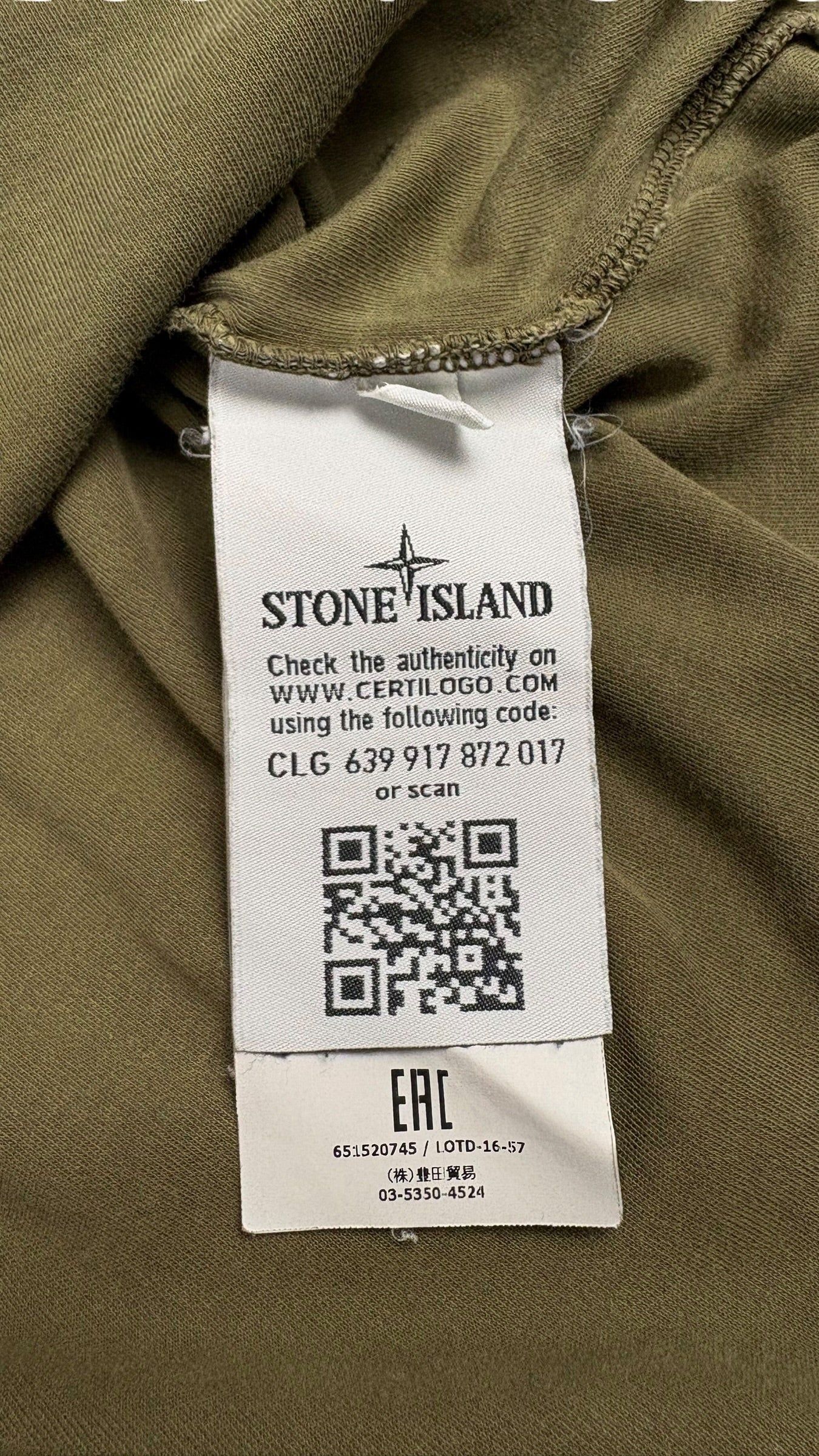 Étiquette de composition et d'authenticité Stone Island avec QR code CertiLogo et référence 651520745 du pull kaki