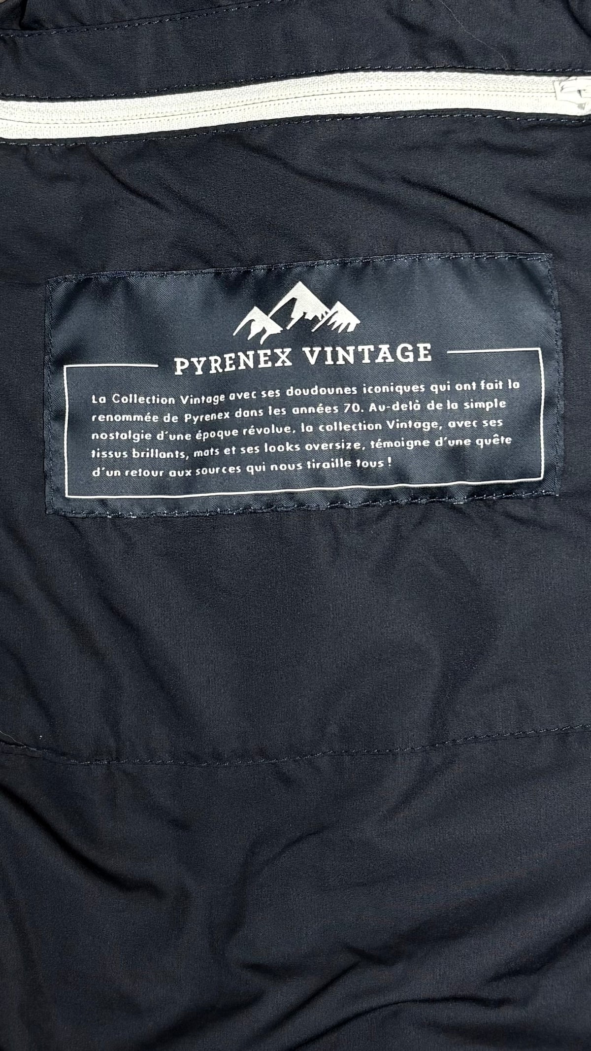 Gilet Doudoune Pyrenex John 2 Velvet marine, détail étiquettes et finitions — vue 5