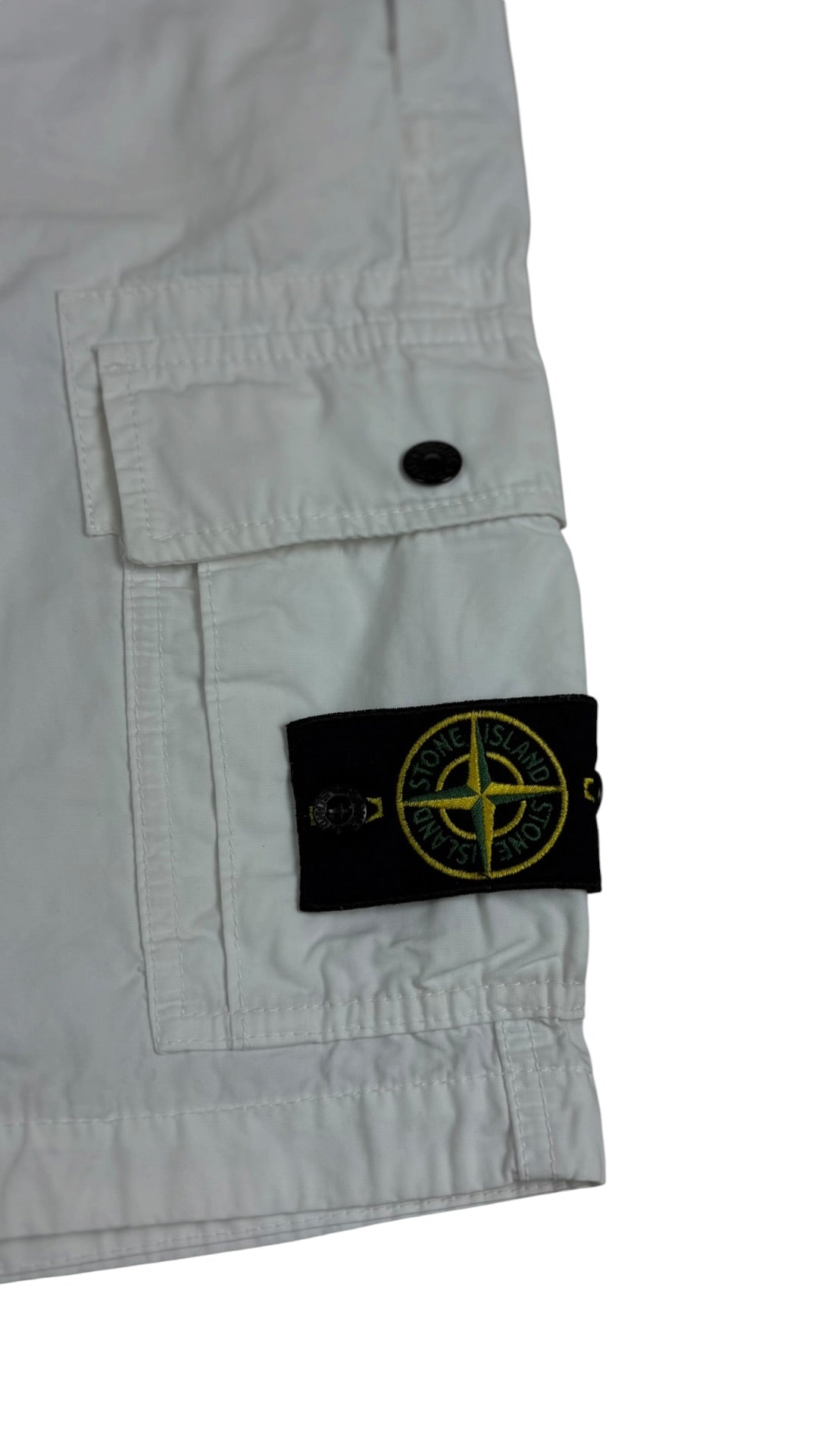 Short cargo Stone Island blanc W28 reconditionné - détail | Authentique NB08