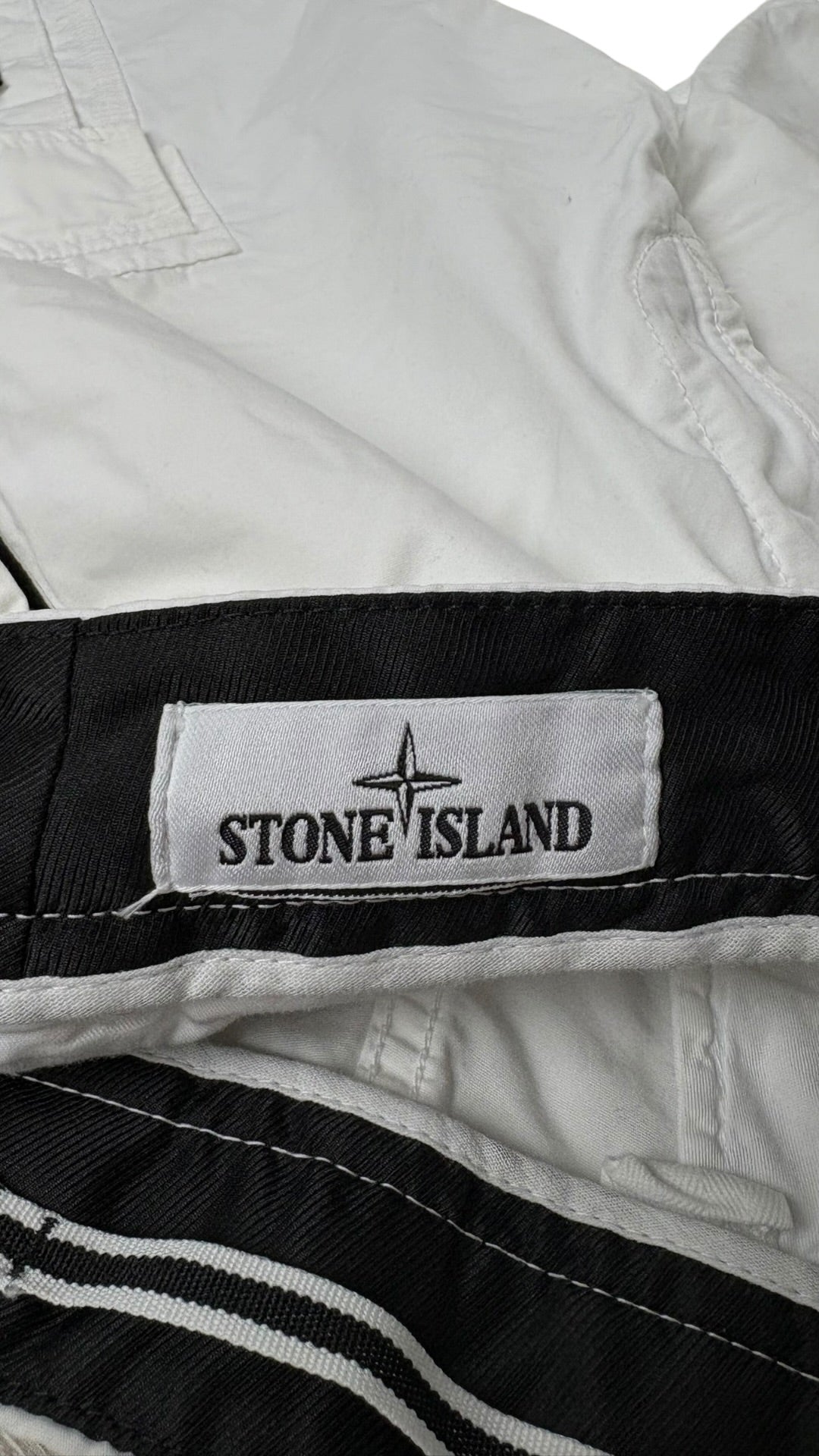 Short cargo Stone Island blanc W28 reconditionné - logo | Authentique NB08