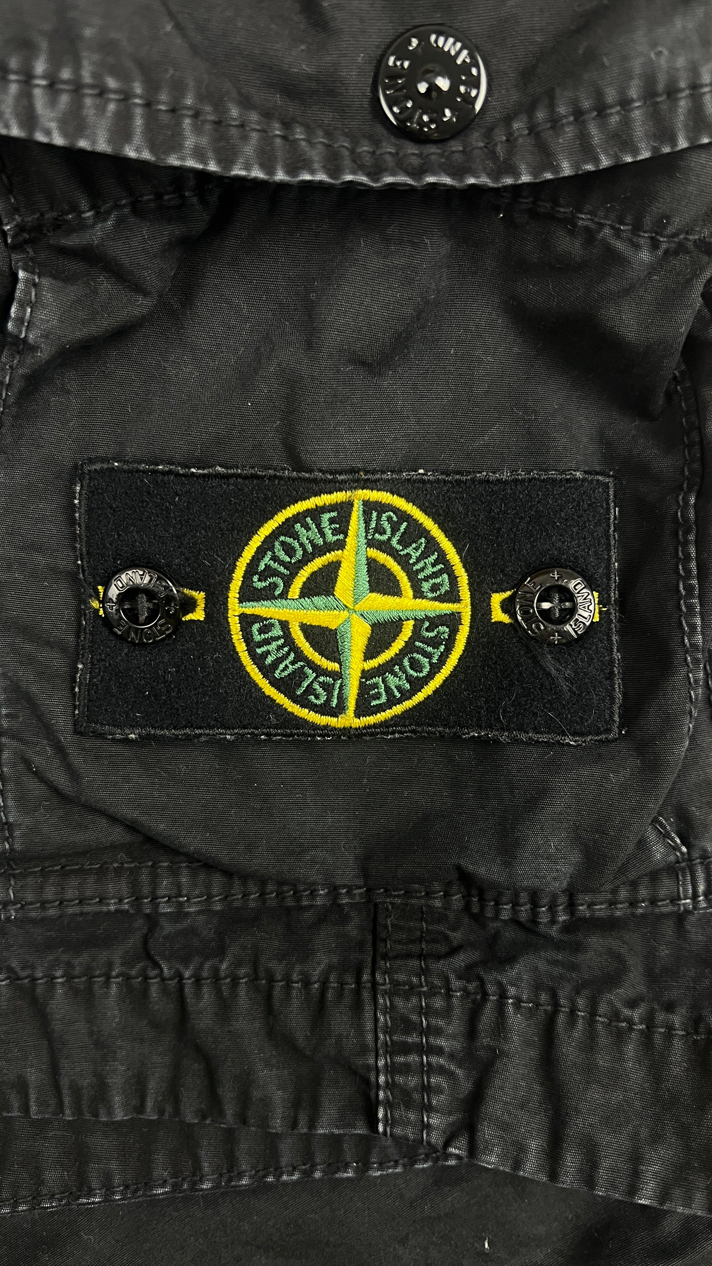 Short cargo Stone Island noir taille W31 - détail