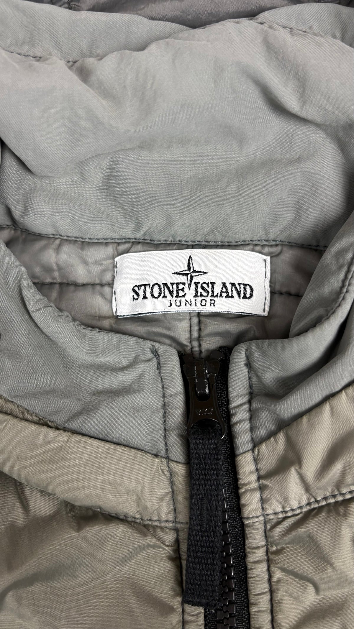 Blouson Stone Island Junior Primaloft kaki taille 14 ans, détail étiquettes et finitions — vue 3