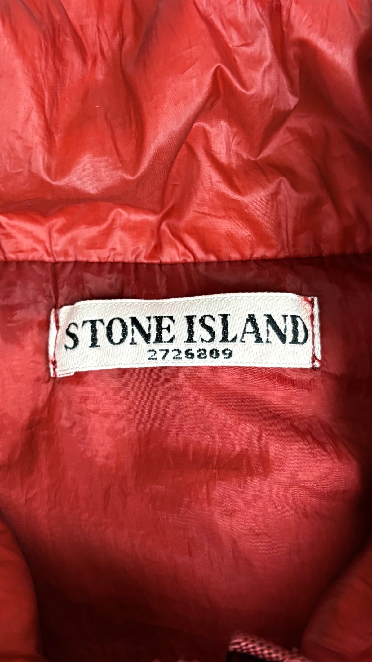 Gilet Doudoune Stone Island Garment Dyed rouge, détail étiquettes et finitions — vue 4