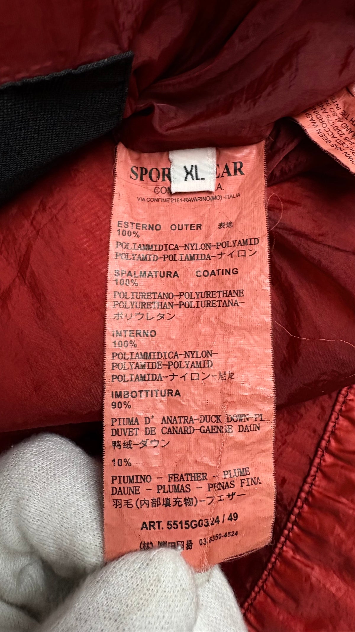 Gilet Doudoune Stone Island Garment Dyed rouge, détail étiquettes et finitions — vue 6