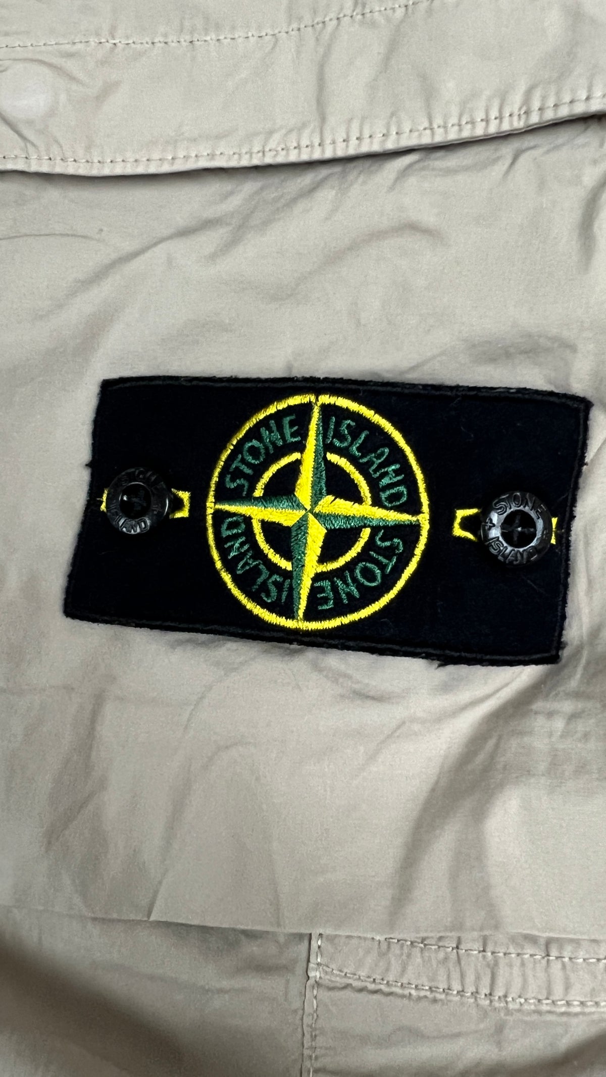 Pantalon Cargo Stone Island beige, détail étiquettes et finitions — vue 3