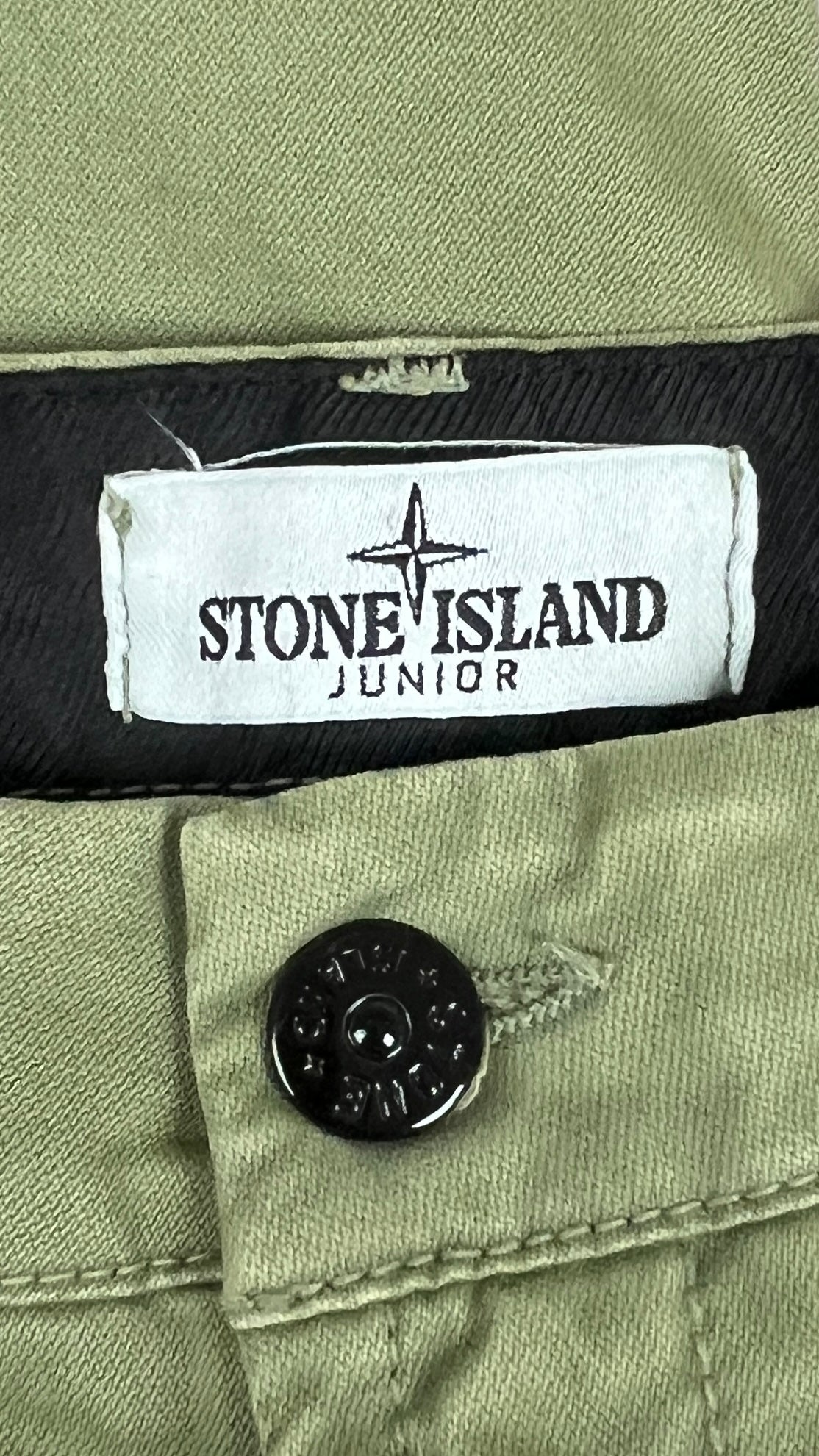 Pantalon Cargo Stone Island Junior kaki taille 12 ans, détail étiquettes et finitions — vue 3