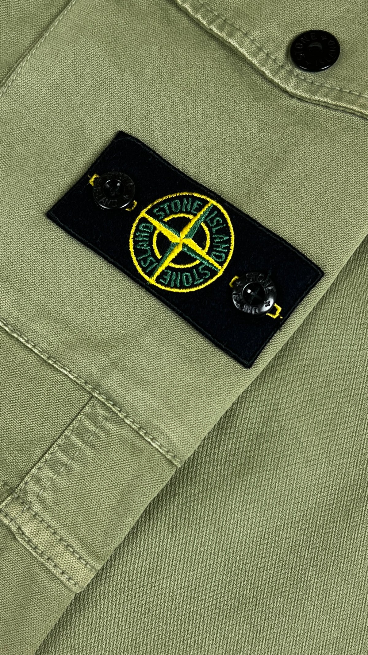 Pantalon Cargo Stone Island Junior kaki taille 12 ans, détail étiquettes et finitions — vue 4