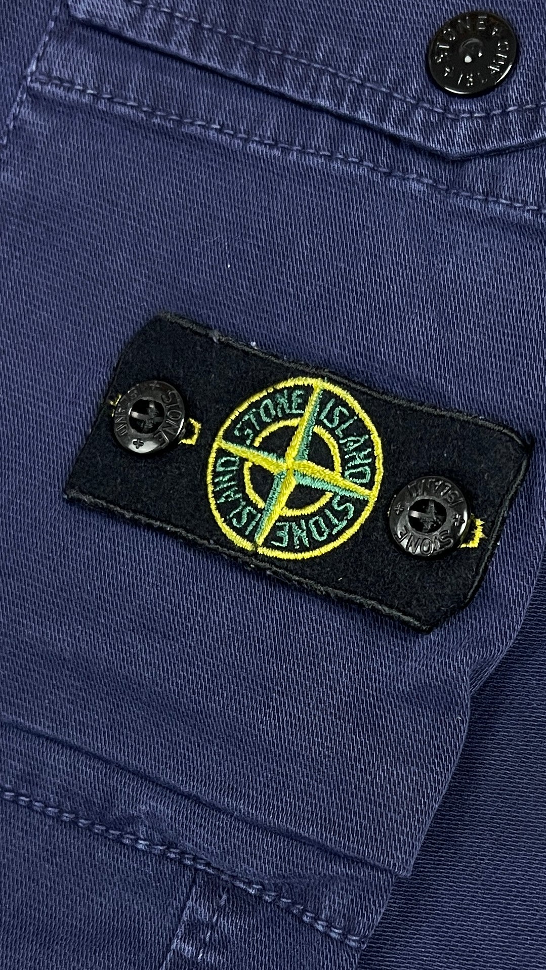 Pantalon Cargo Stone Island Junior marine taille 12 ans, détail étiquettes et finitions — vue 4