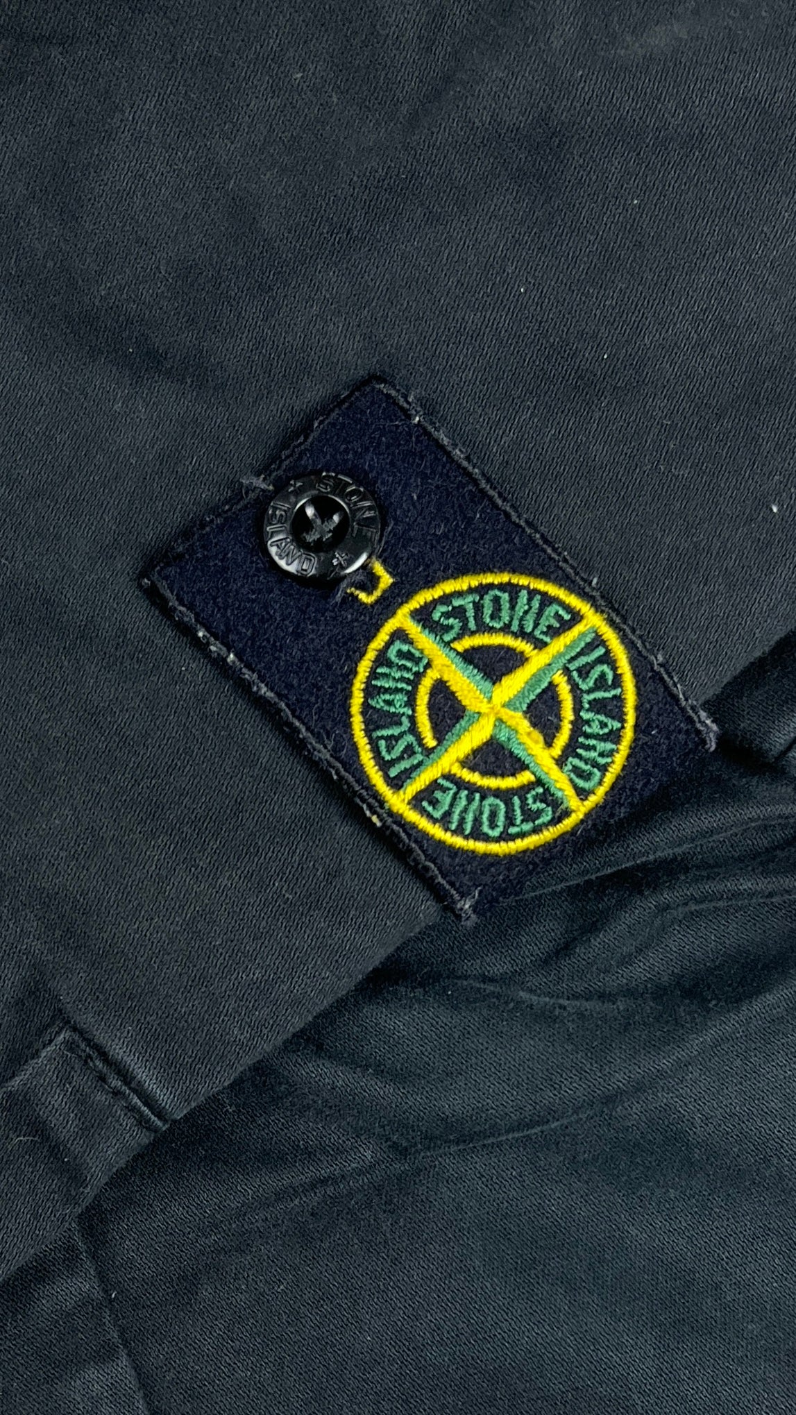 Pantalon Cargo Stone Island Junior noir taille 12 ans, détail étiquettes et finitions — vue 4