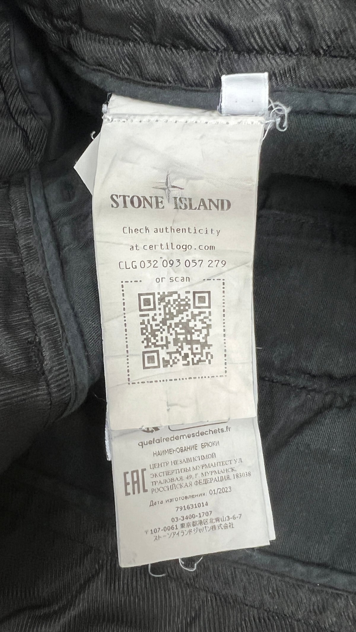 Pantalon Cargo Stone Island Junior noir taille 12 ans, détail étiquettes et finitions — vue 5