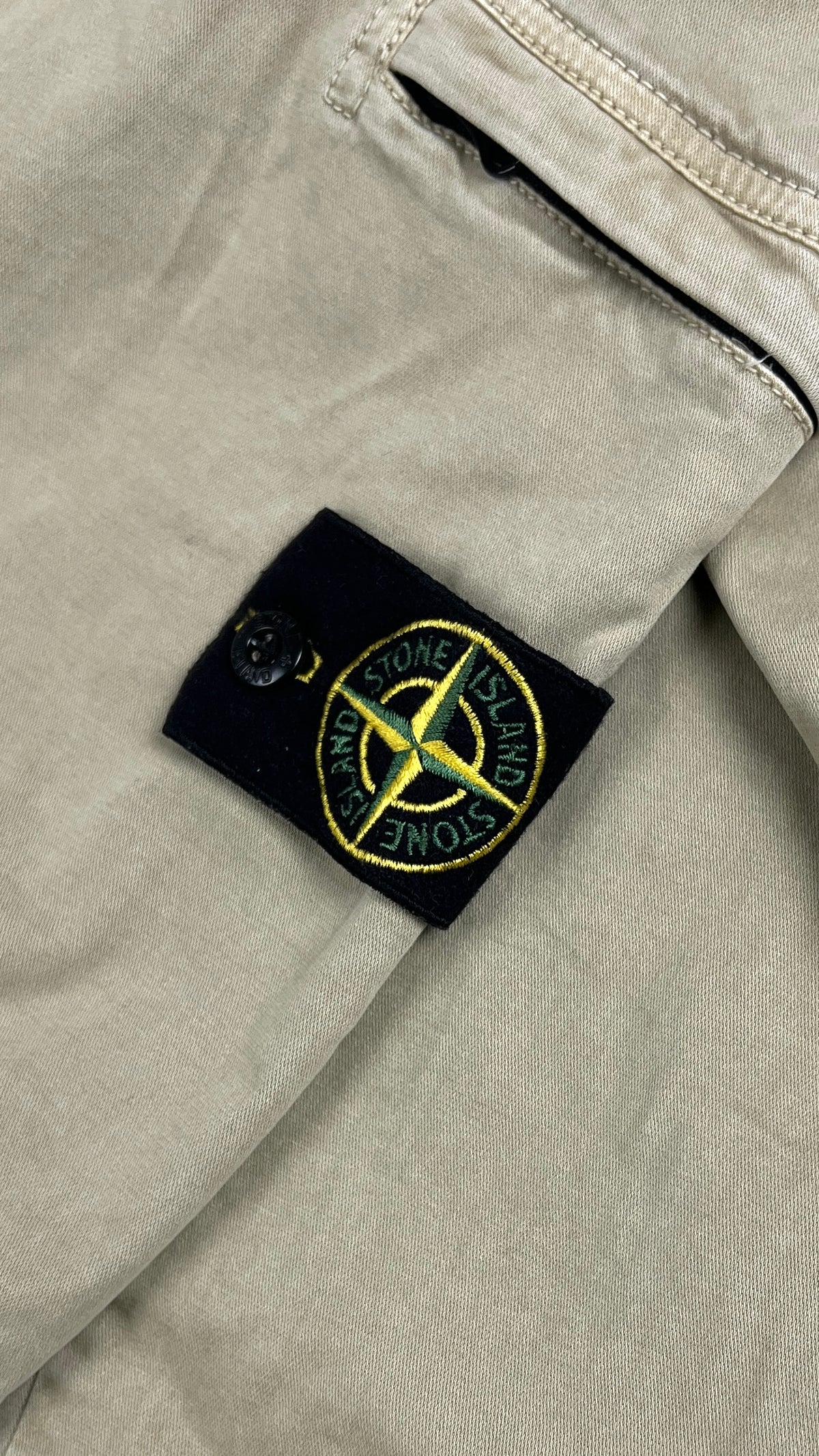 Pantalon Cargo Stone Island kaki clair taille W32, détail étiquettes et finitions — vue 3