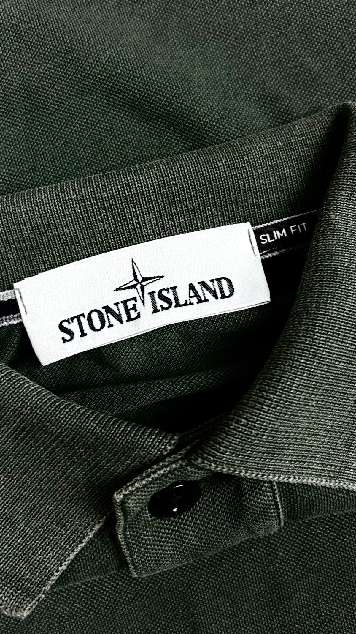 Polo Stone Island Slim Fit kaki, détail étiquettes et finitions — vue 3