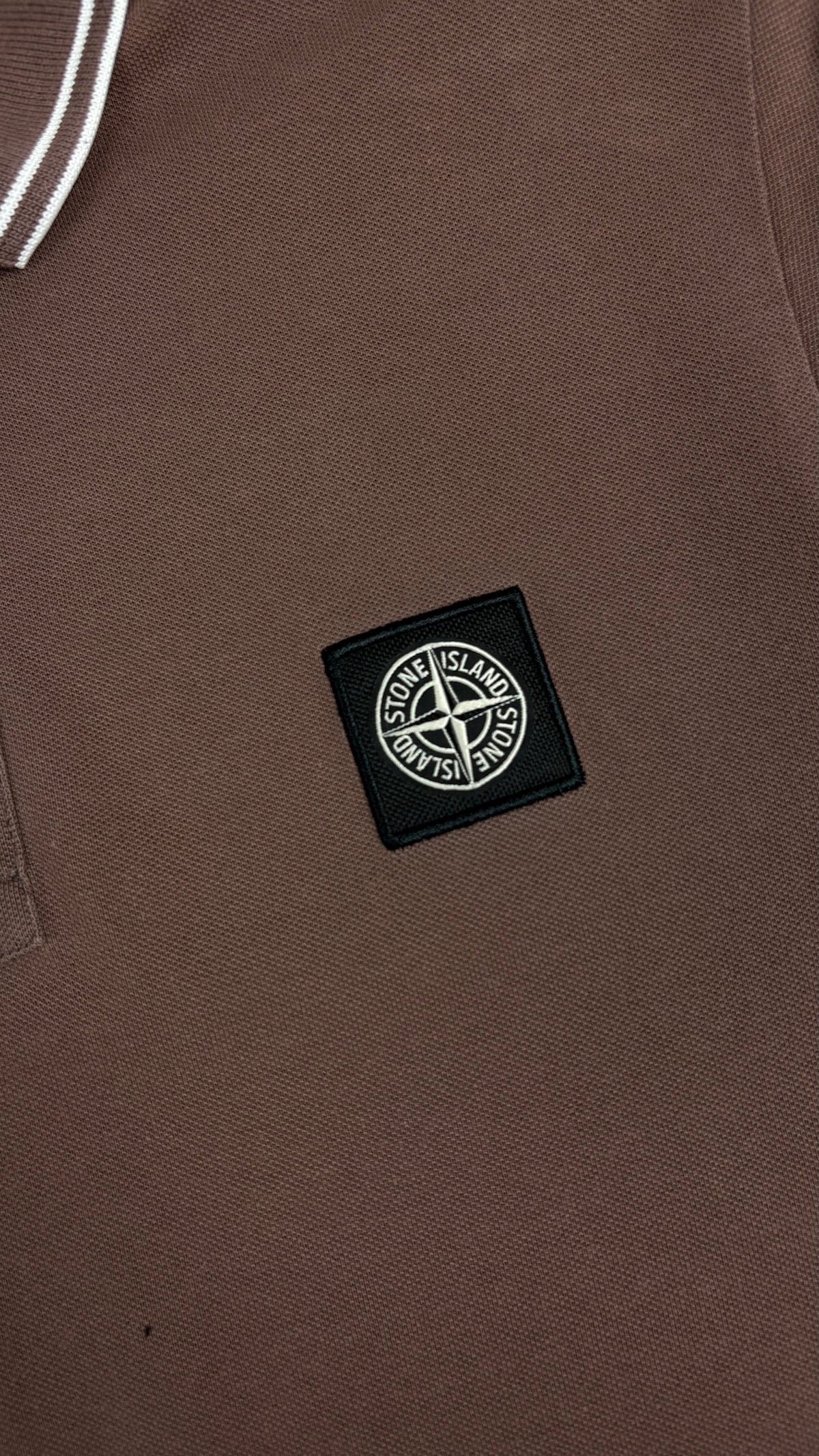 Polo Stone Island Slim Fit marron, détail étiquettes et finitions — vue 4