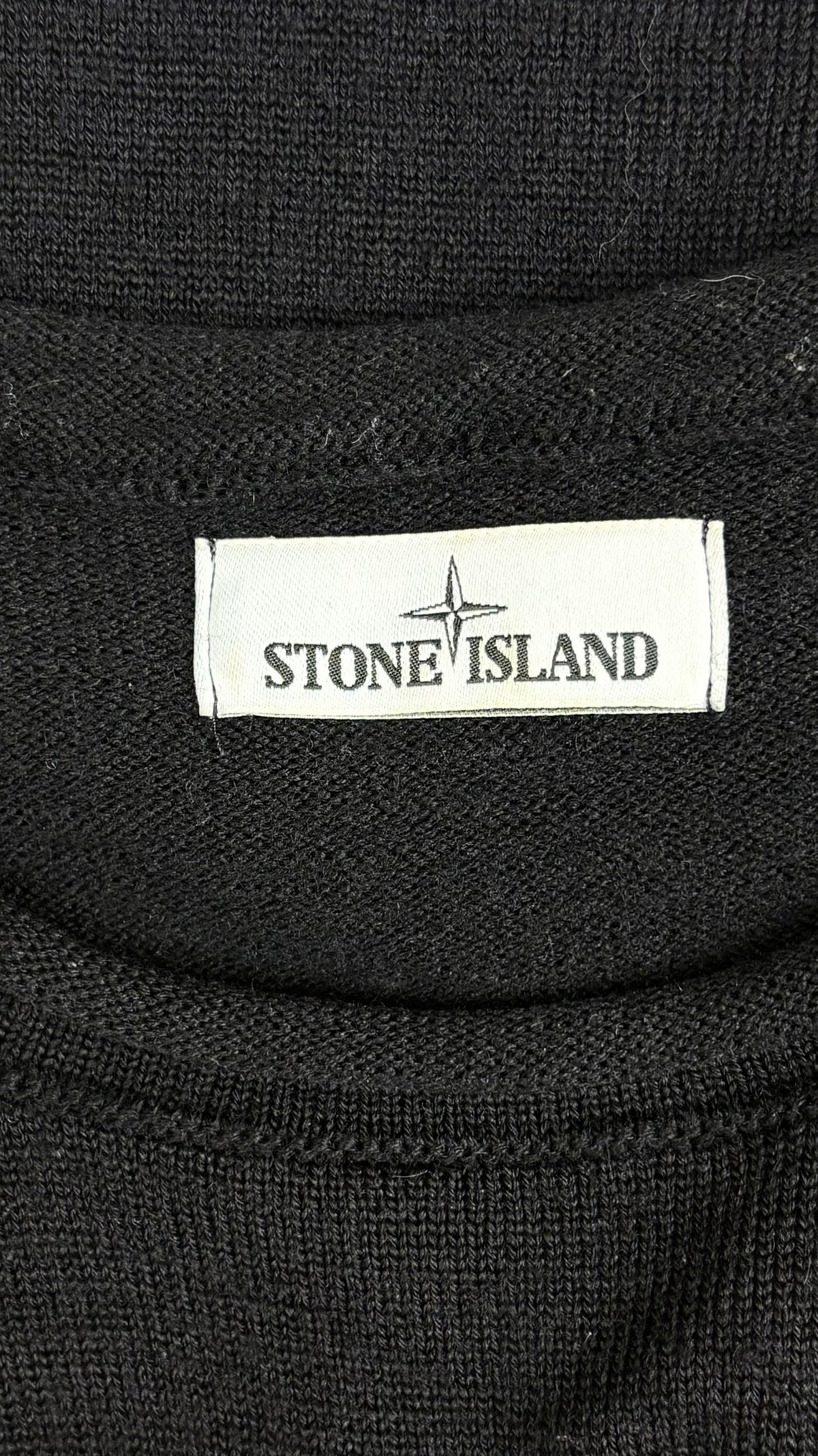 Pull en Laine Stone Island noir, détail étiquettes et finitions — vue 4