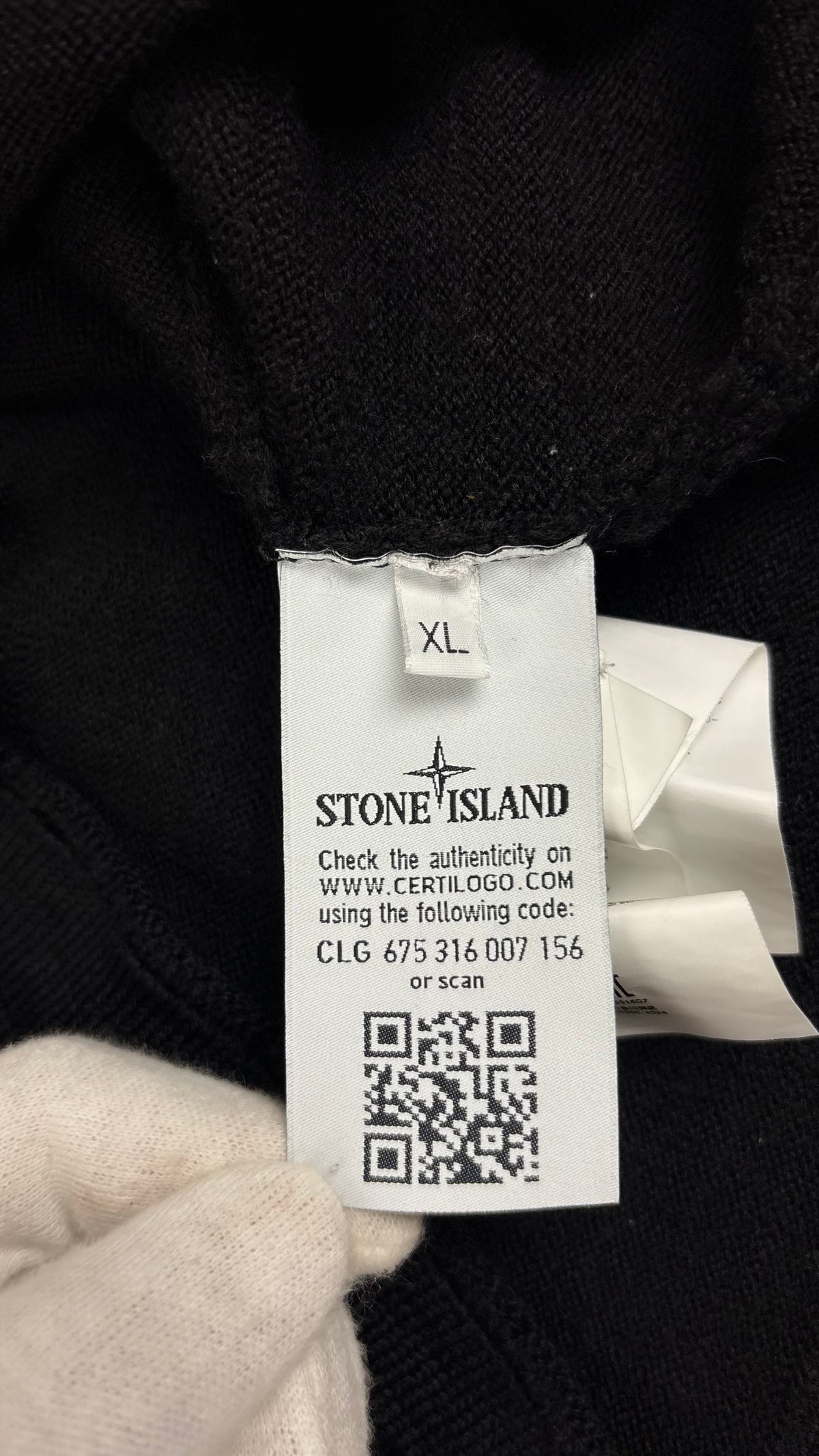 Pull en Laine Stone Island noir, détail étiquettes et finitions — vue 5