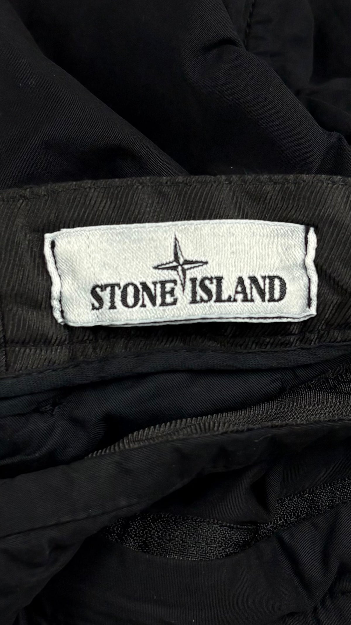 Short Cargo Stone Island Brushed Cotton Canvas noir taille W30, détail étiquettes et finitions — vue 3