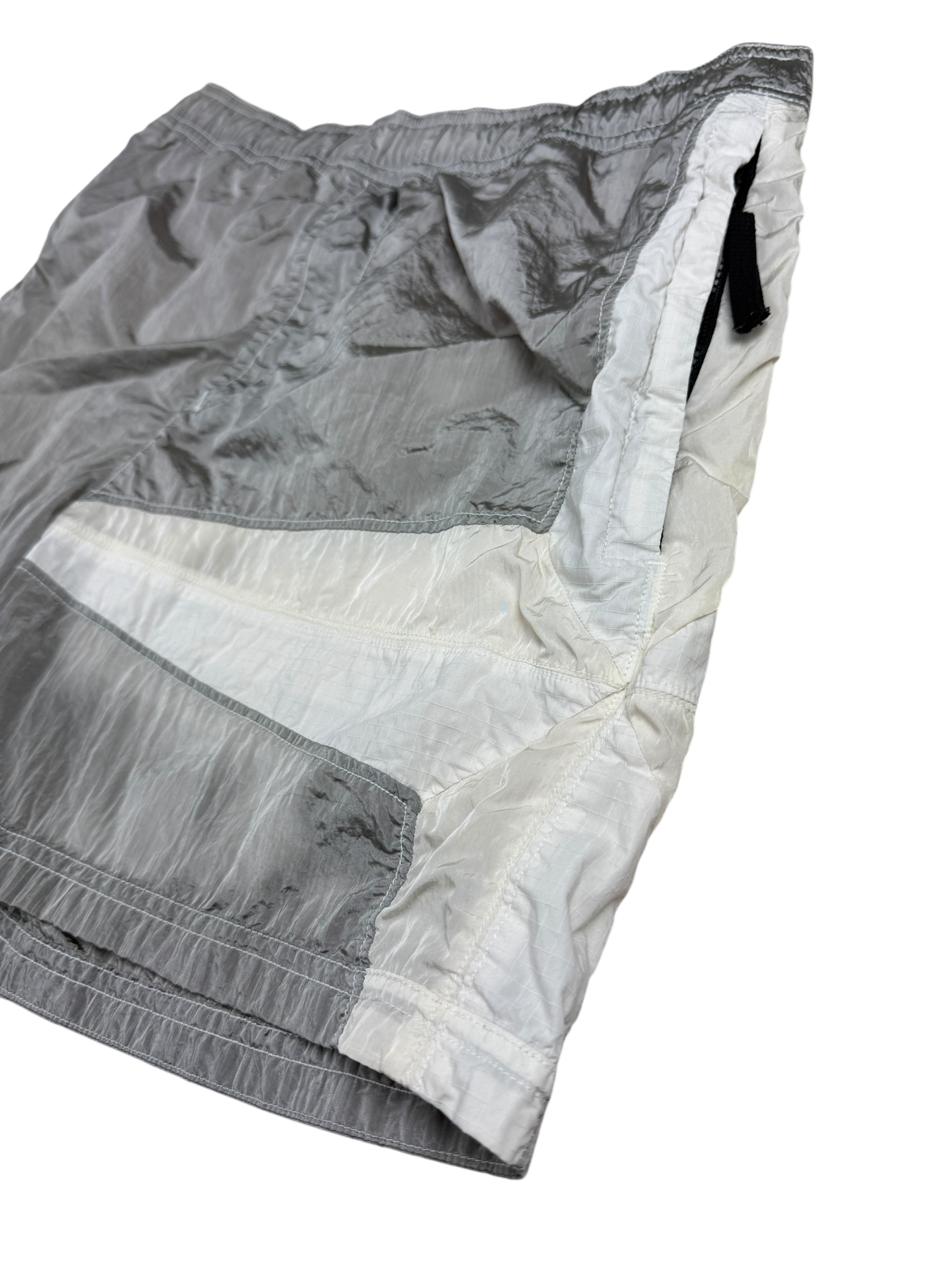 Short Stone Island gris taille L - Détail