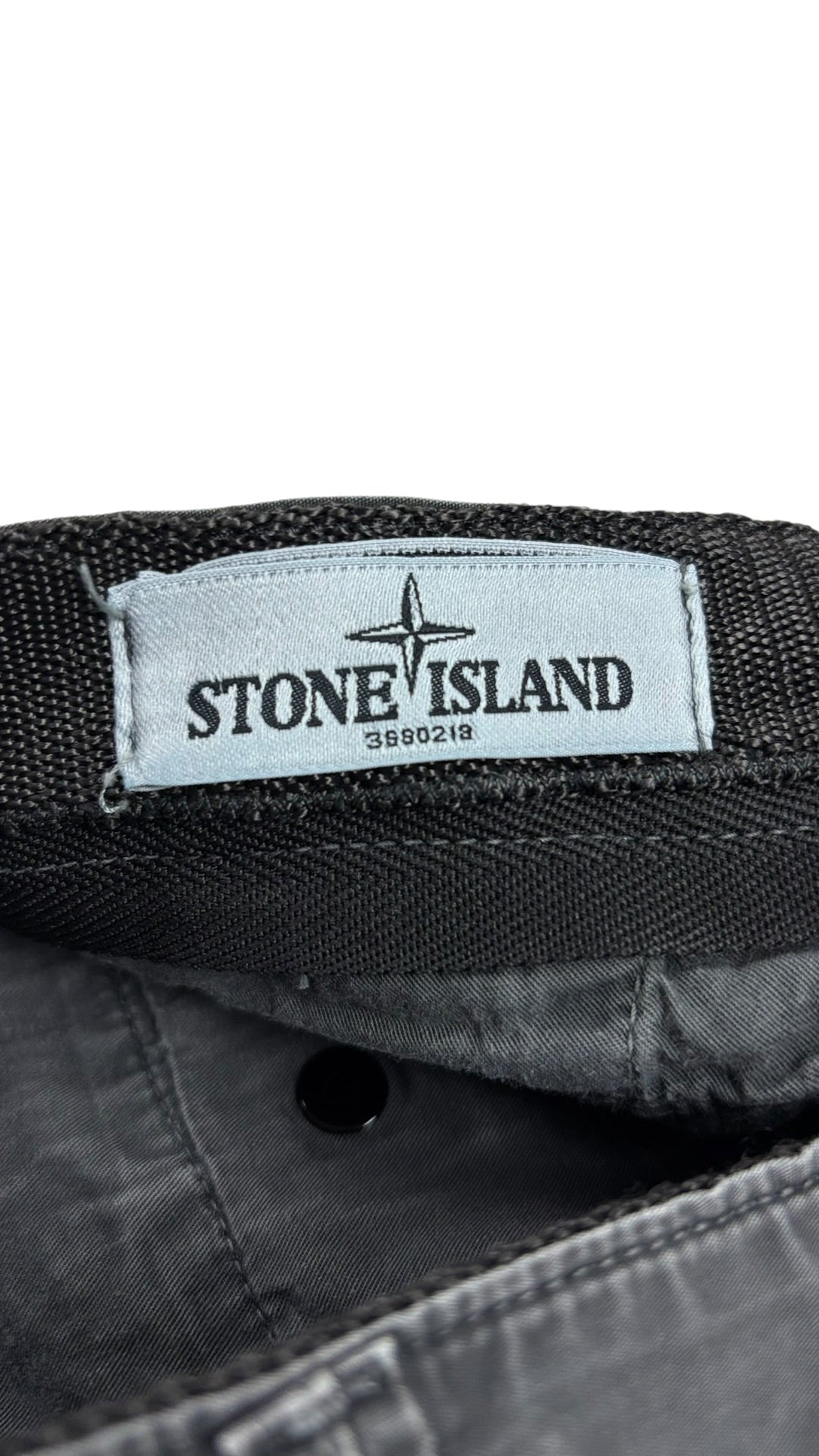Short Stone Island gris taille W32 - Logo et étiquette