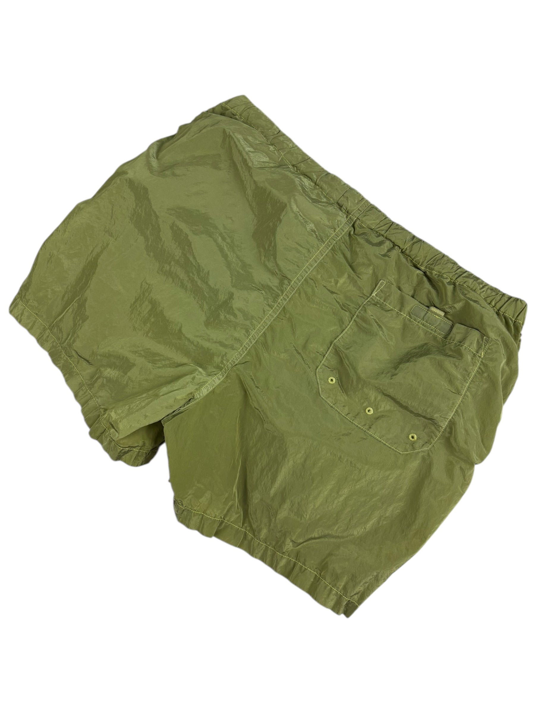 Short Stone Island vert métallisé taille L - Logo et étiquette