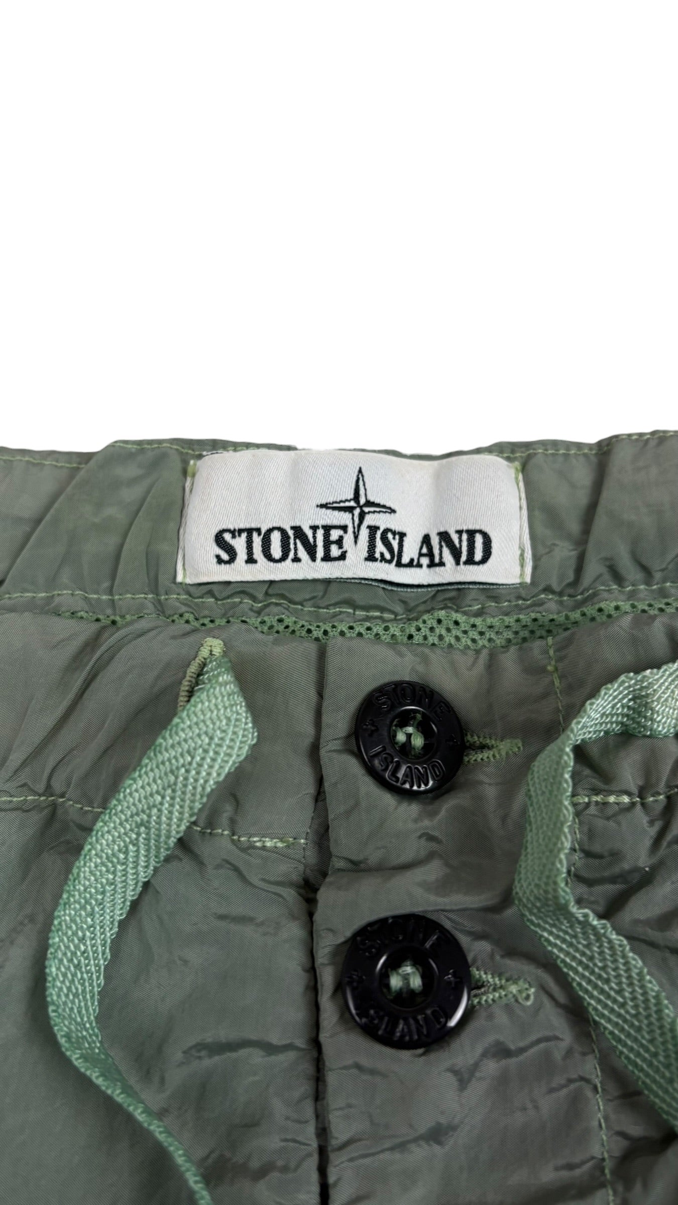 Short Stone Island vert taille L - Logo et étiquette