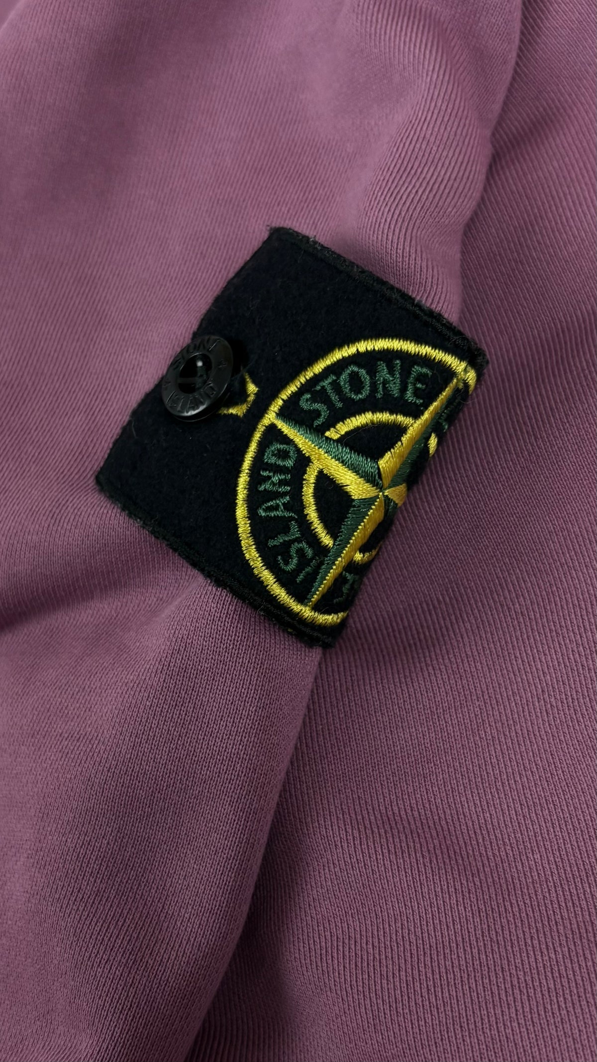 Sweat à Capuche Stone Island mauve, détail étiquettes et finitions — vue 4