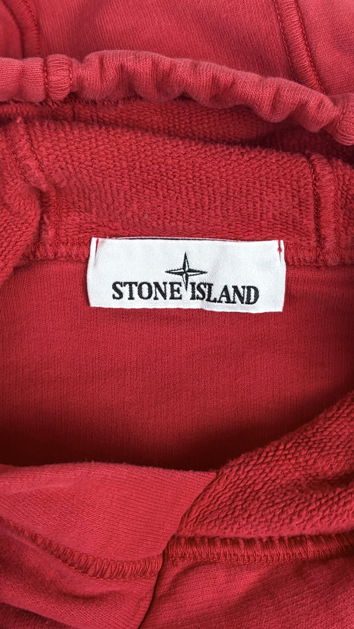 Sweat à Capuche Stone Island rouge, détail étiquettes et finitions — vue 3