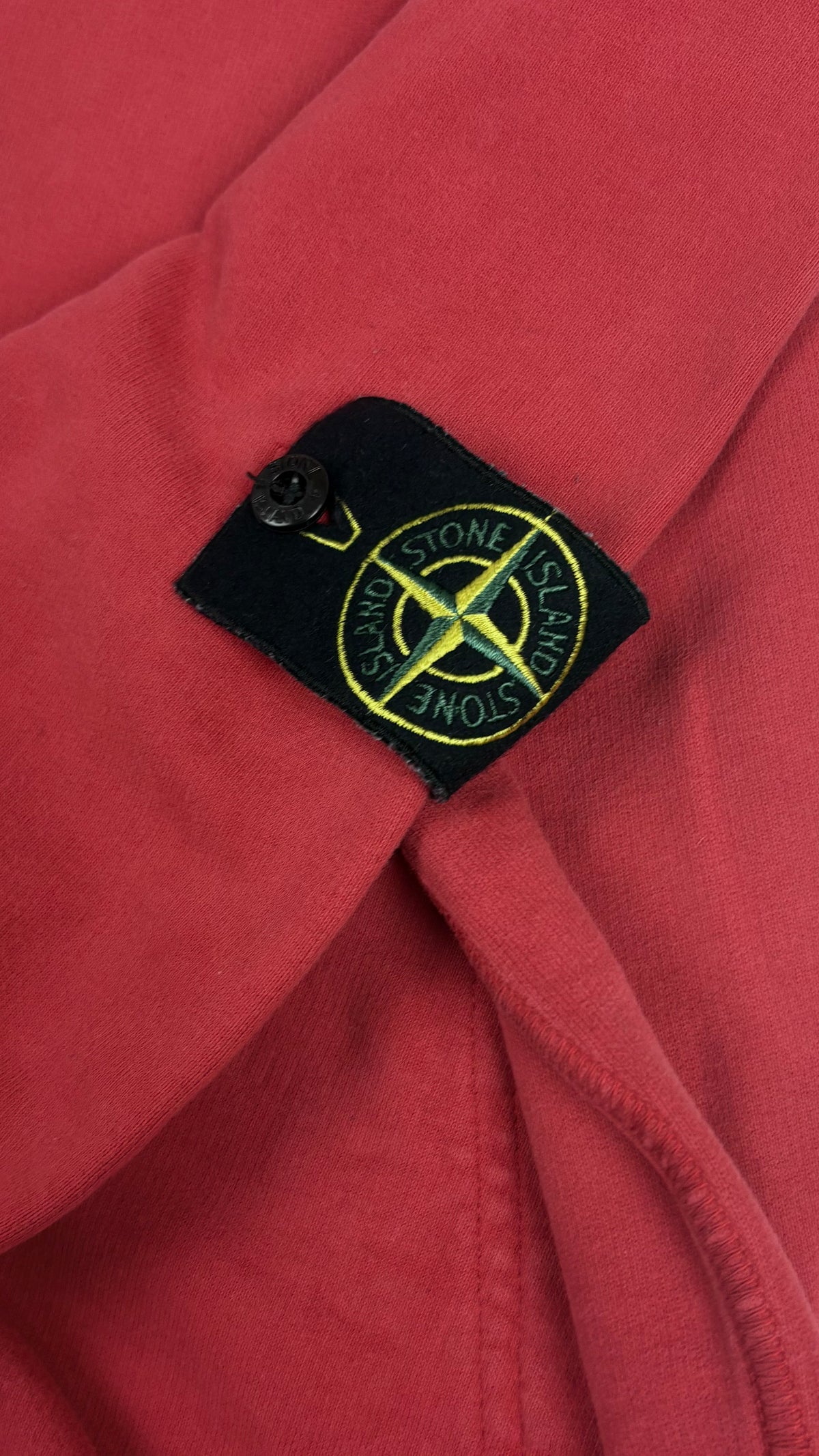 Sweat à Capuche Stone Island rouge, détail étiquettes et finitions — vue 4