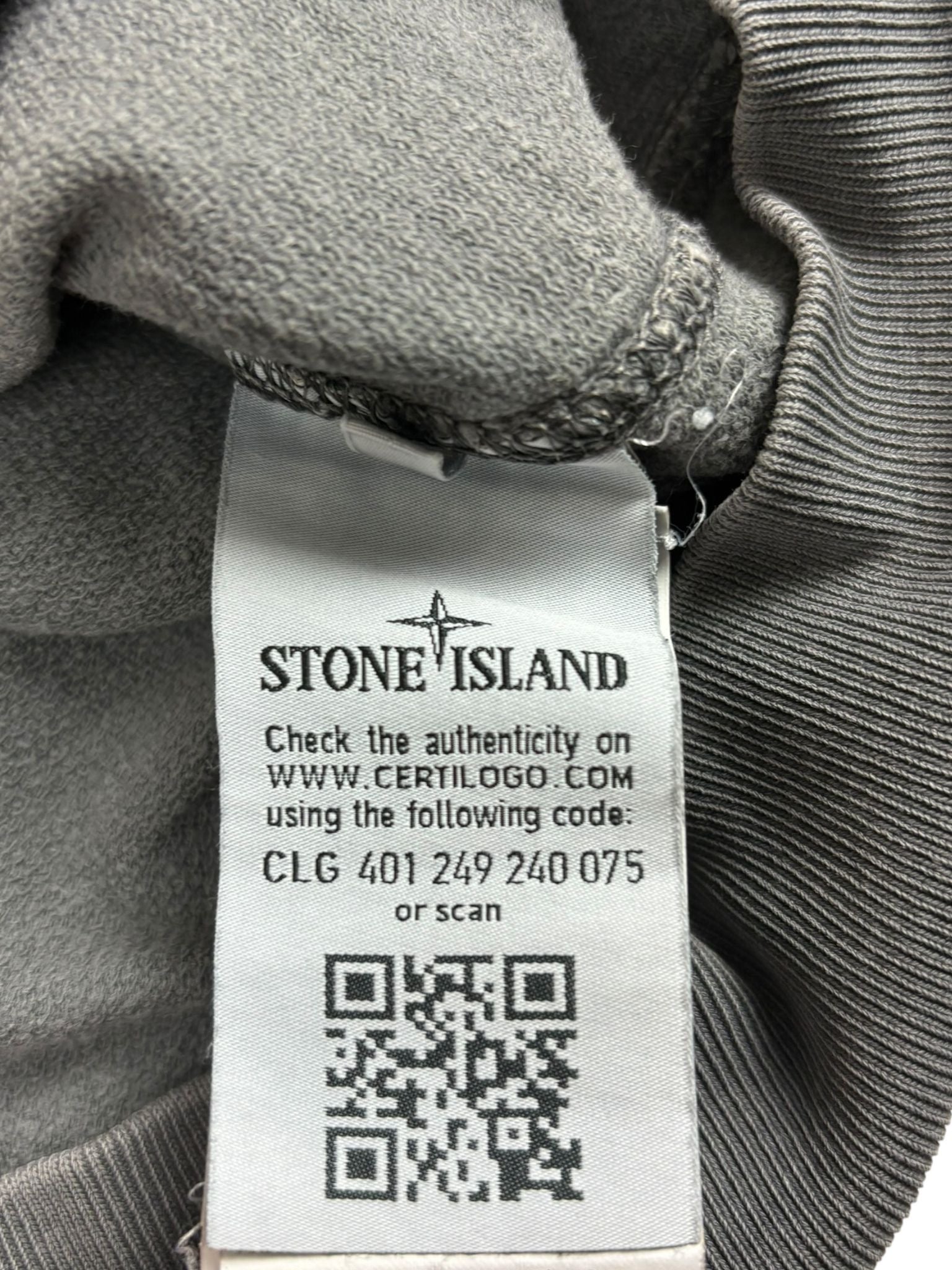 Sweat Stone Island gris taille M - Logo et étiquette