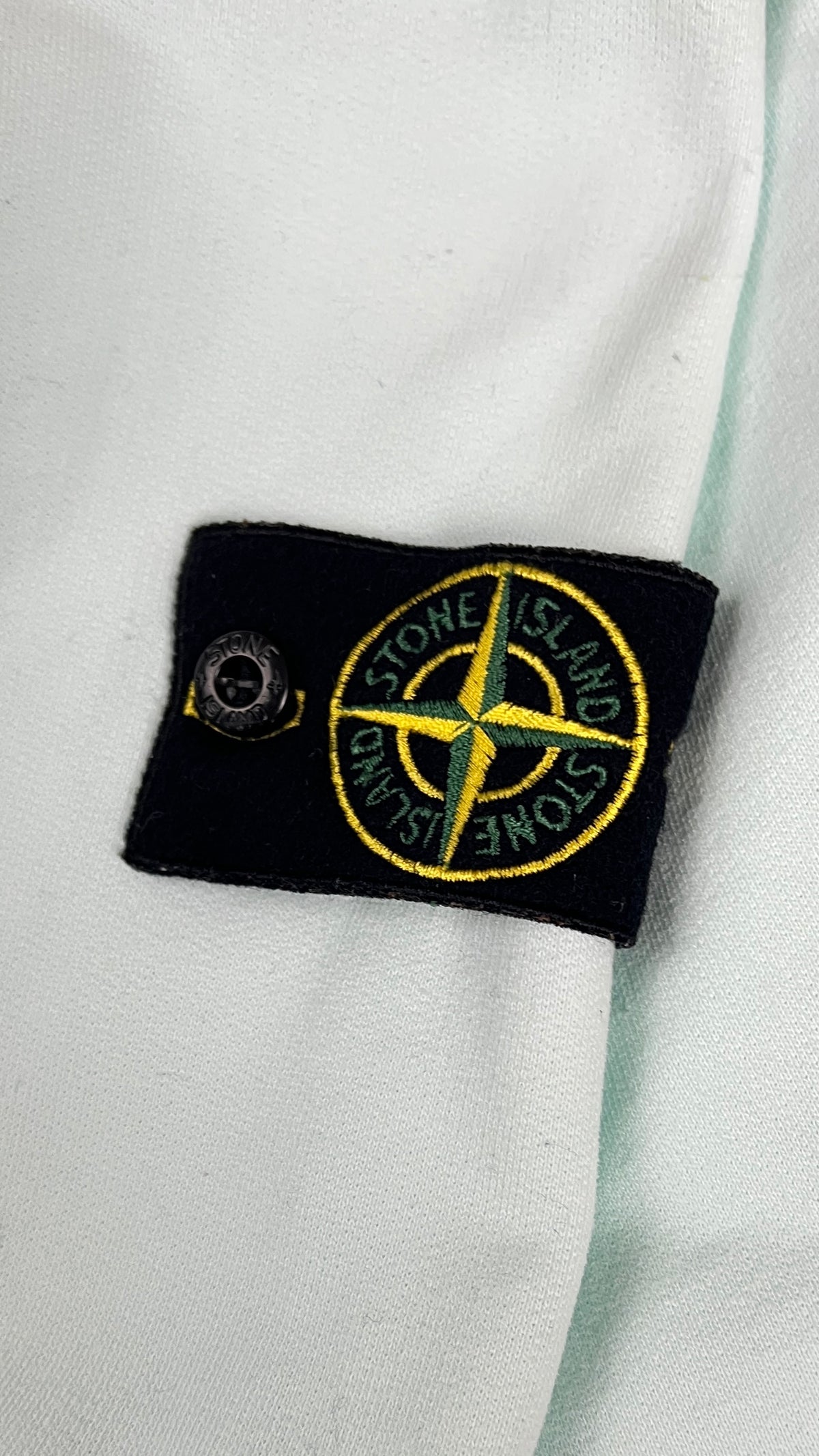 Sweat-shirt Stone Island bleu ciel, détail étiquettes et finitions — vue 4