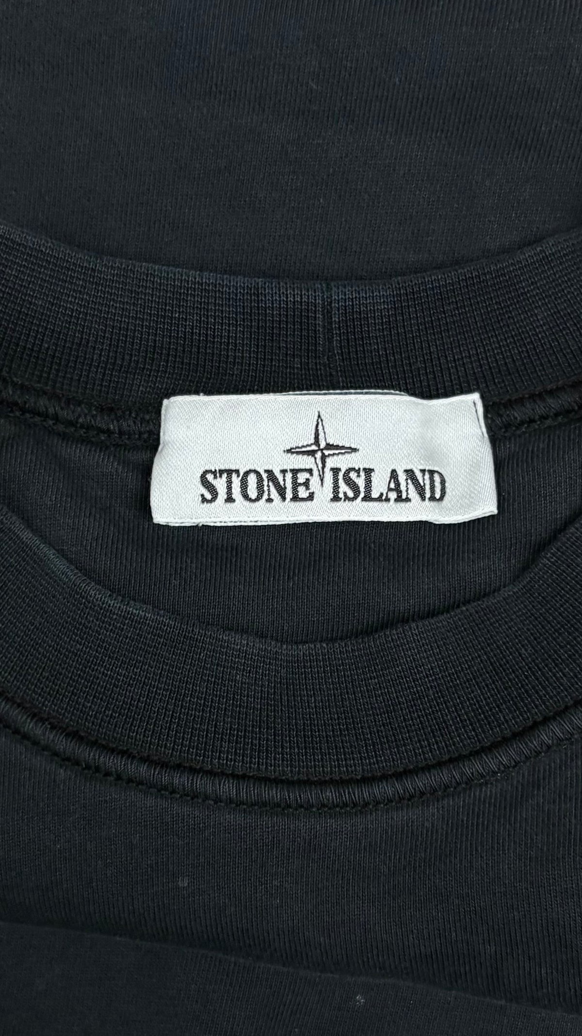 Sweat-shirt Crewneck Stone Island noir taille M, détail étiquettes et finitions — vue 3