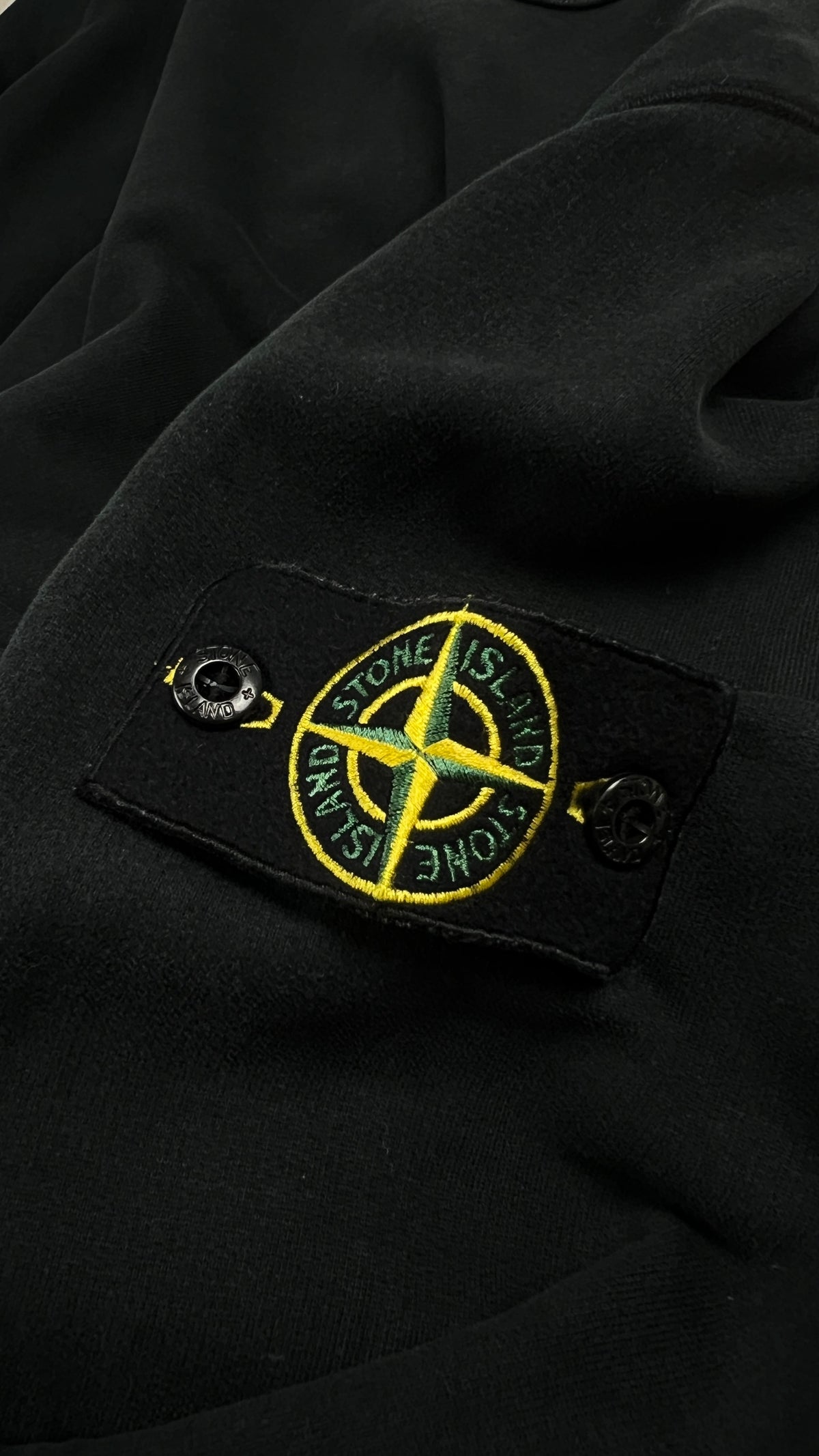 Sweat-shirt Crewneck Stone Island noir, détail étiquettes et finitions — vue 3