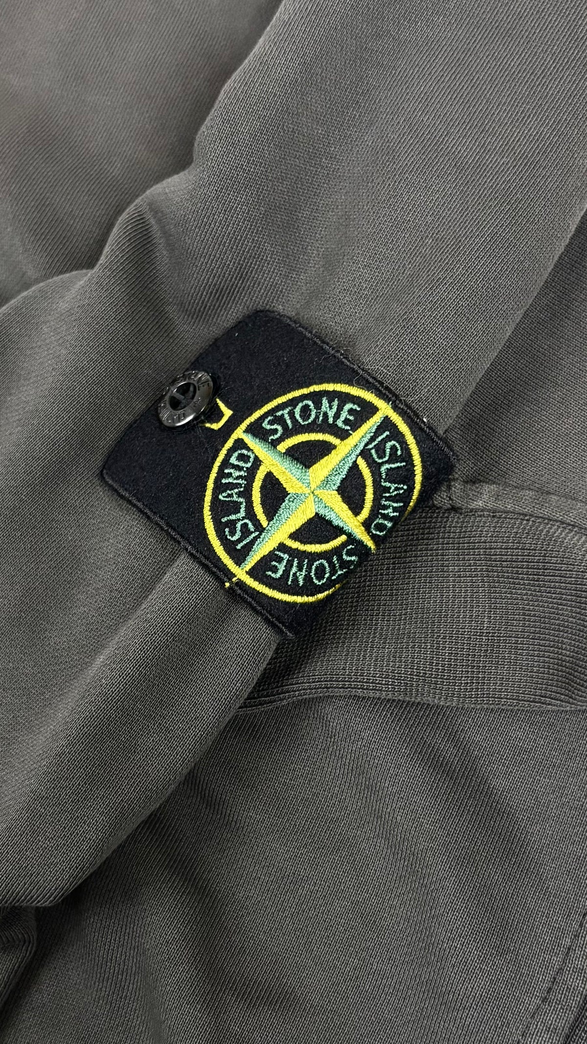 Sweat-shirt Stone Island gris, détail étiquettes et finitions — vue 4